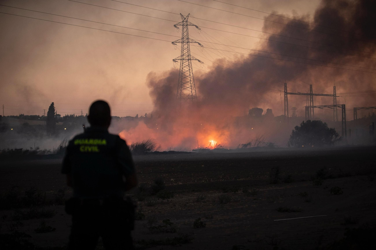 Un Guardia Civil controla el perímetro del incendio