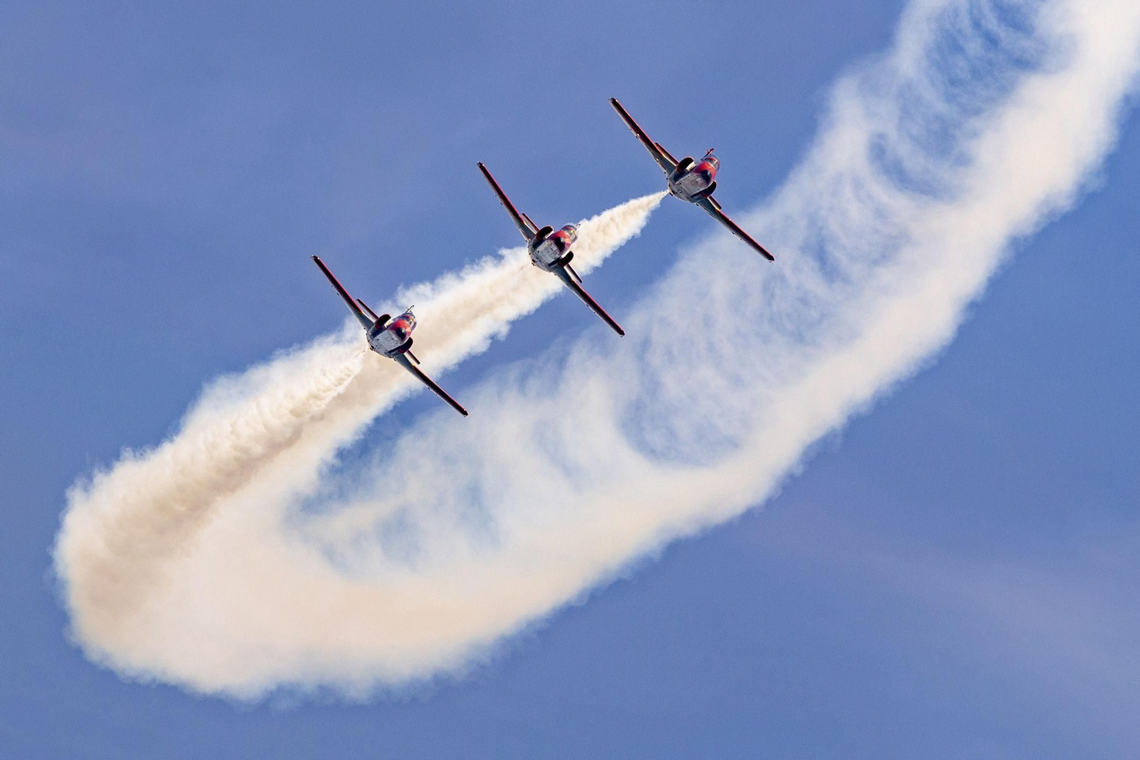 Espectaculares fotos de las acrobacias de la Patrulla Águila: cuatro décadas surcando los cielos