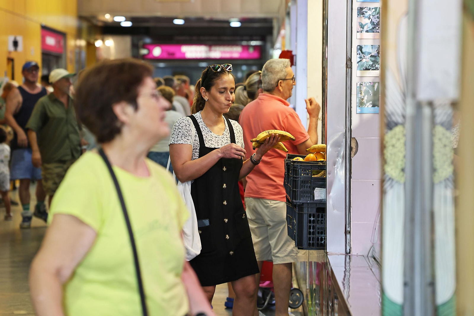Imágenes de las compras en el entorno del Mercado del Carmen en la mañana de sábado