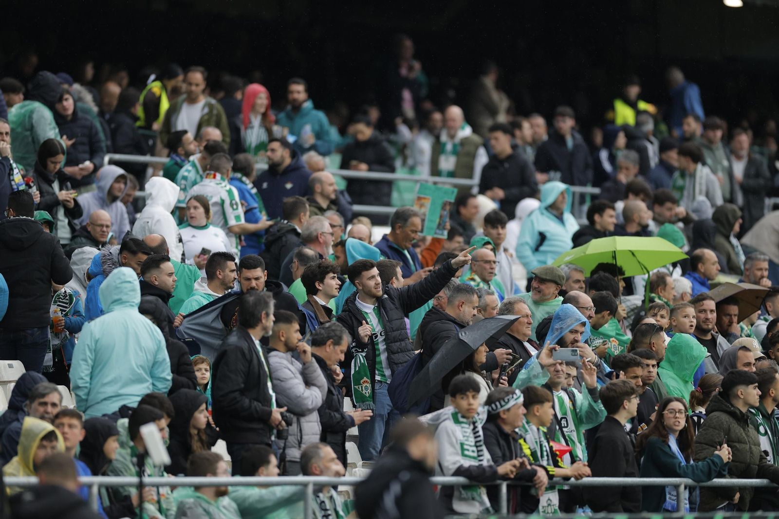 Búscate en las fotos del Betis - Vitoria Guimaraes