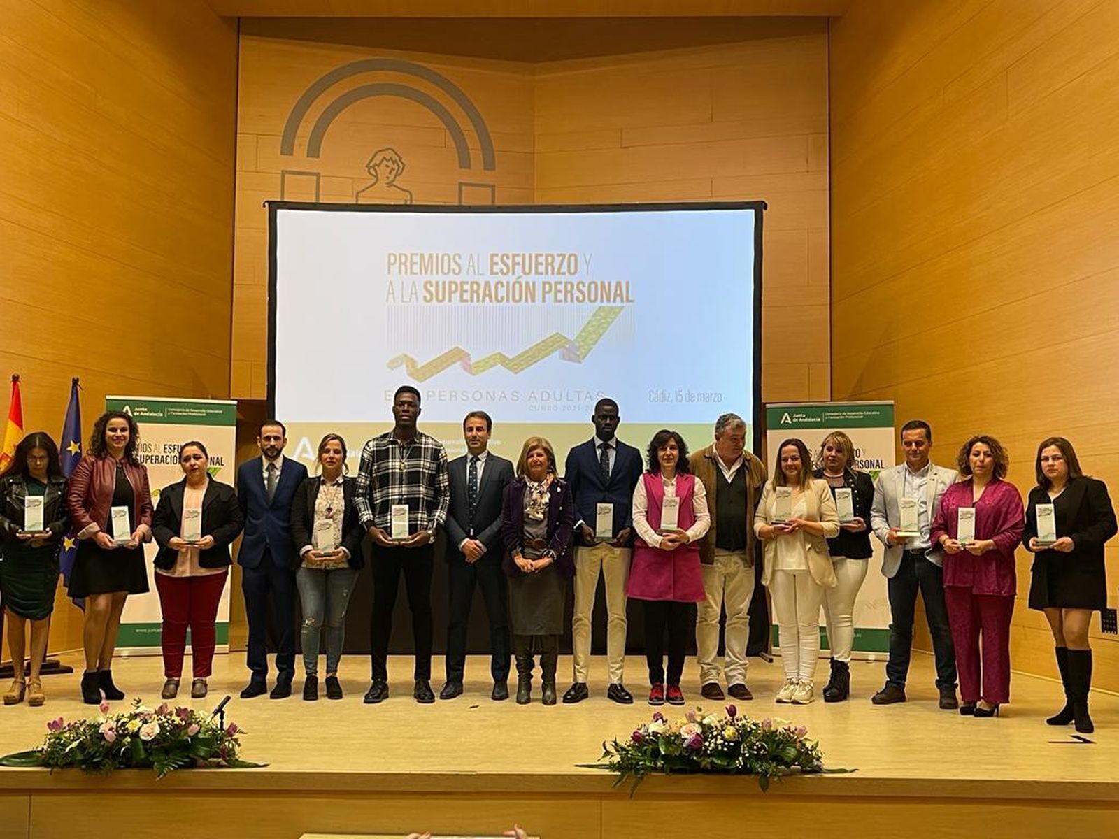 Foto de familia de los premiados.