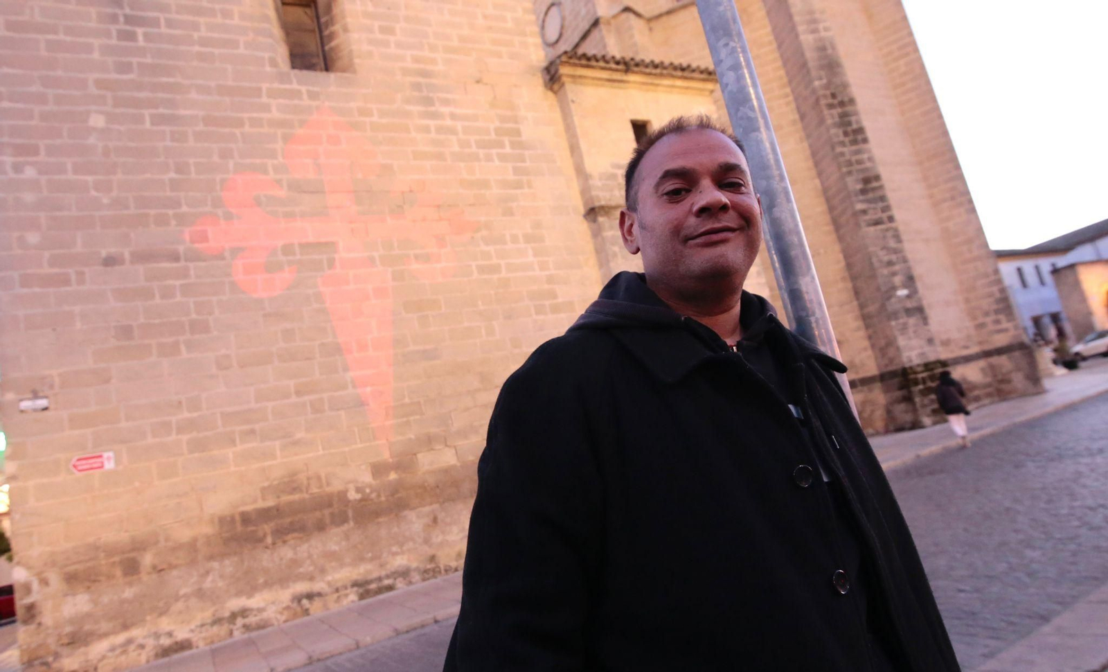 Jesule de la Tomasa, frente la iglesia de Santiago.