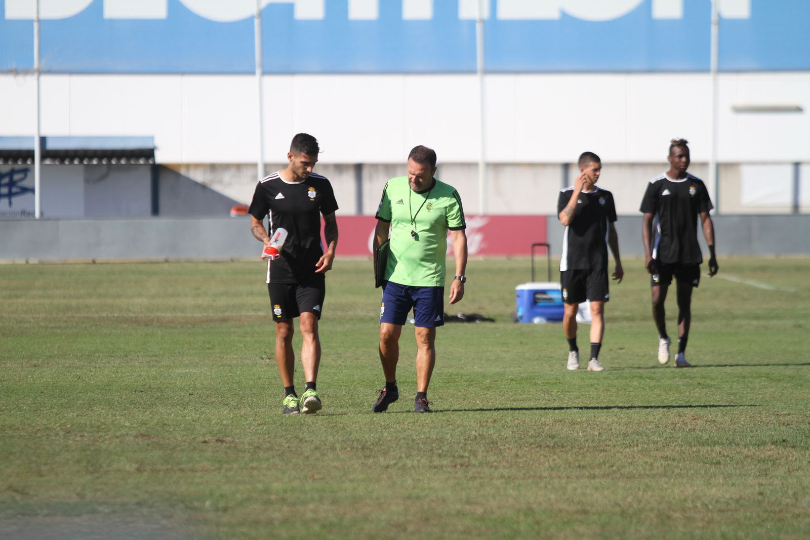 Pablo Andrade conversa con José María Salmerón durante un entrenamiento.