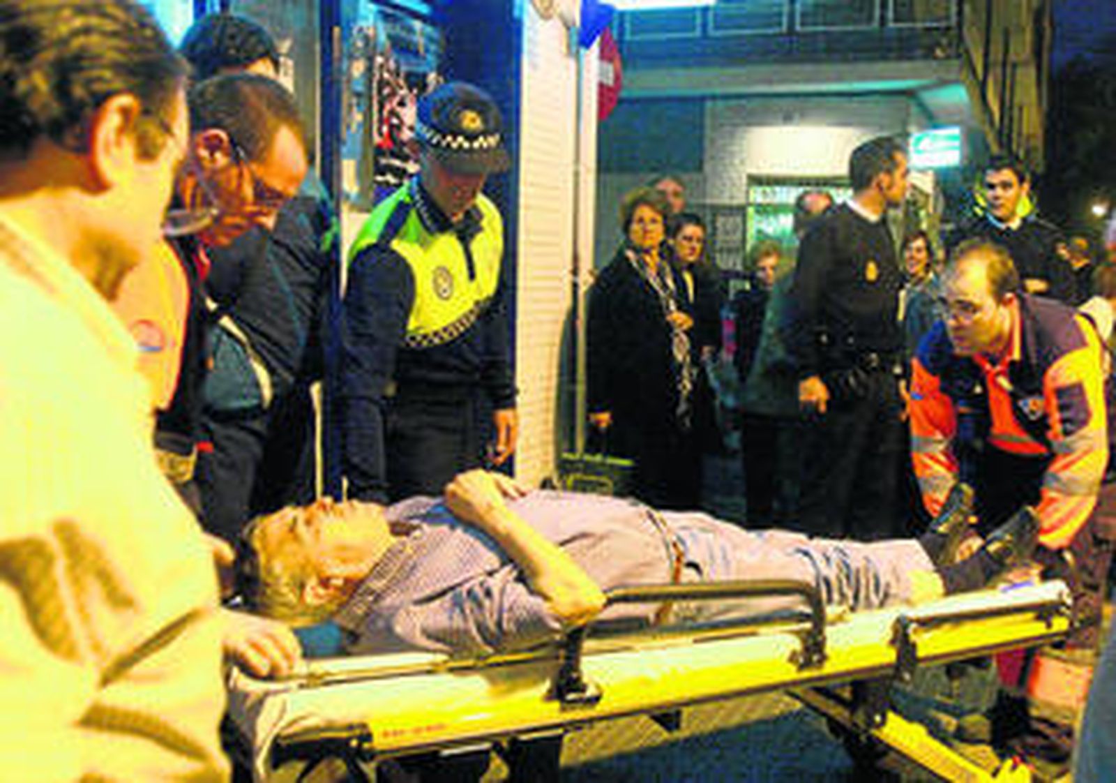 El anciano atropellado mientras caminaba por la acera sufrió lesiones graves.