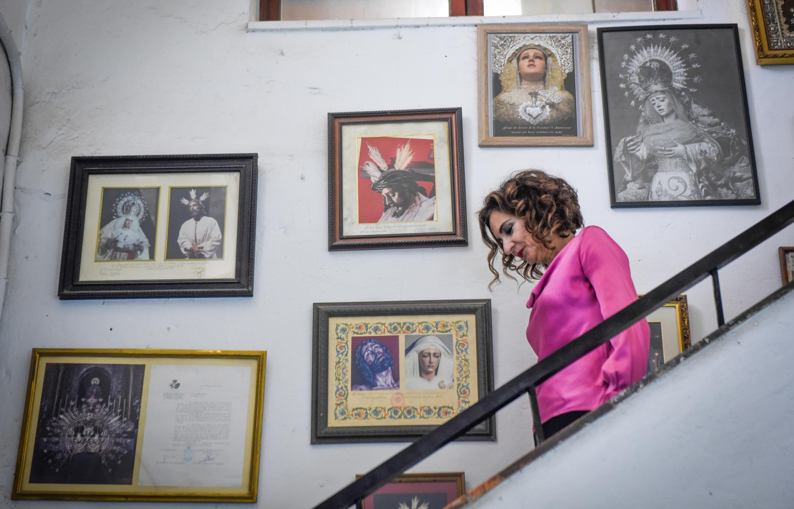 La visita de María Jesús Montero a uno de los talleres de la Asociación Gremial Sevillana de Arte Sacro