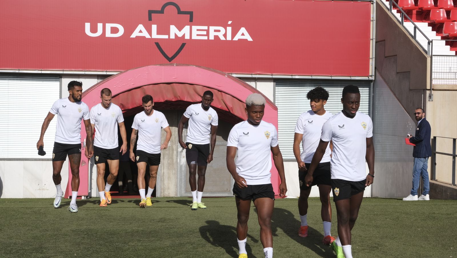 Imágenes de la visita de la Alcaldesa de Almería, María Vázquez, a los jugadores de la U.D. Almería