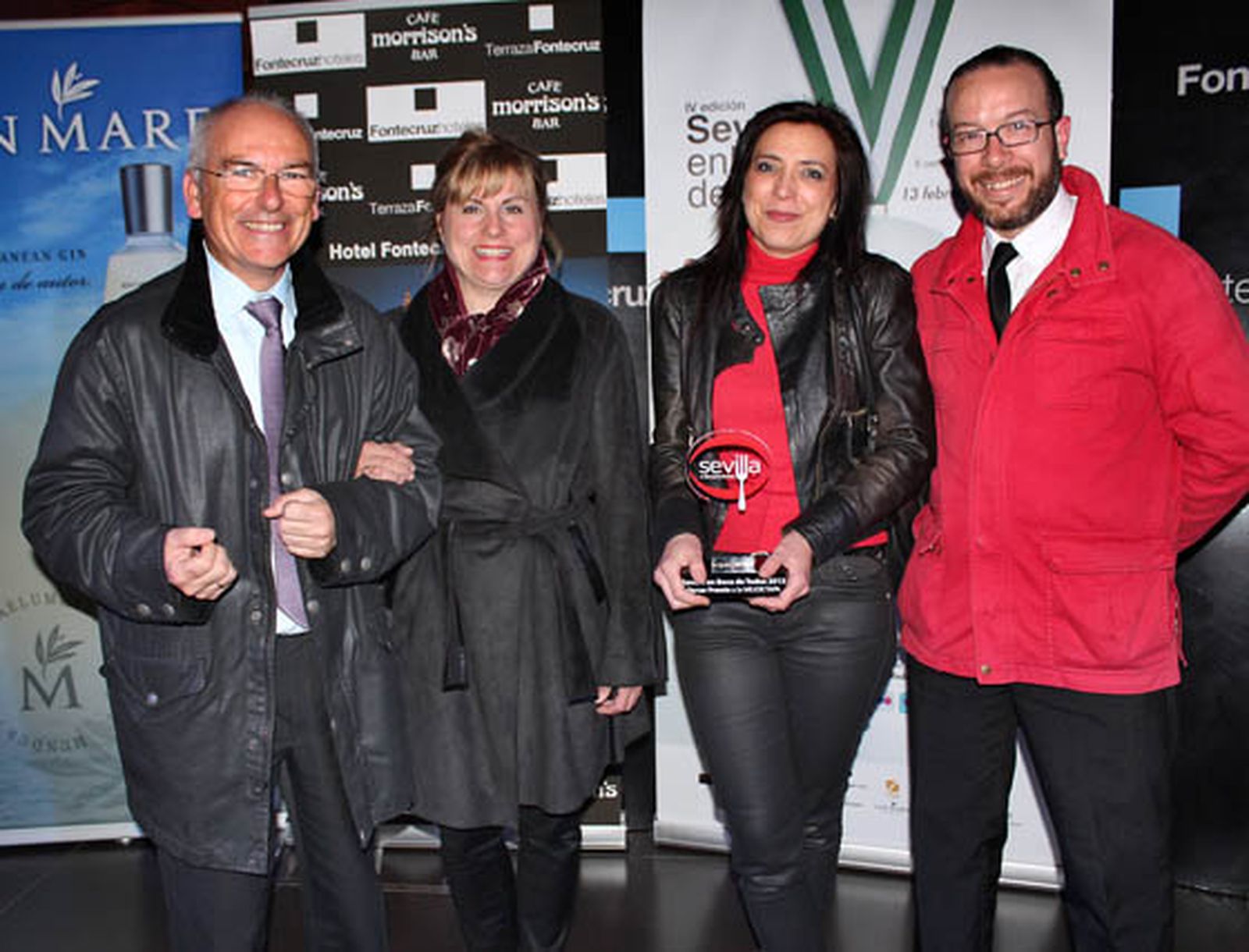 Sixto Tovar y Rosa María Borja (propietarios), Isabel Capote y Pepe Suárez, del Bar Eslava, tercer premio de tapas.

Foto: Victoria Ramírez