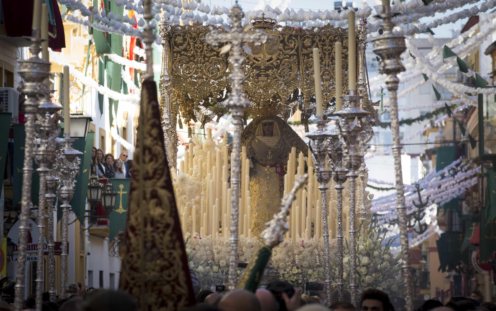 El traslado de la Esperanza de Triana, en imágenes