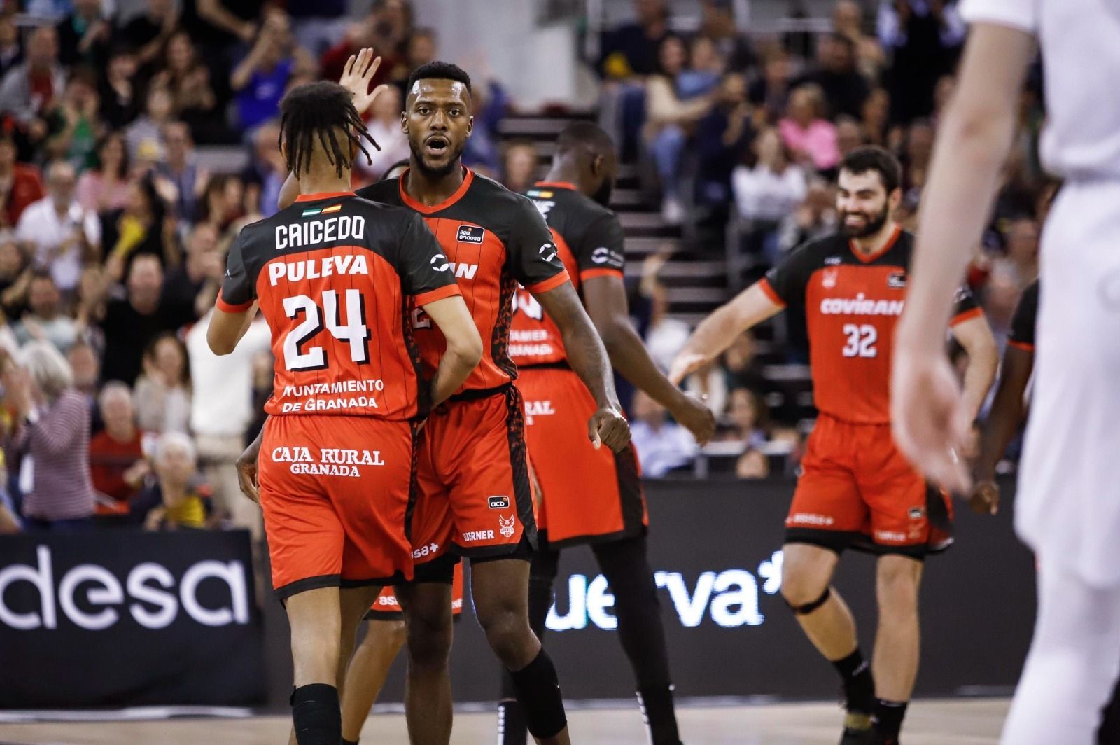 Mike Moore celebra una canasta.