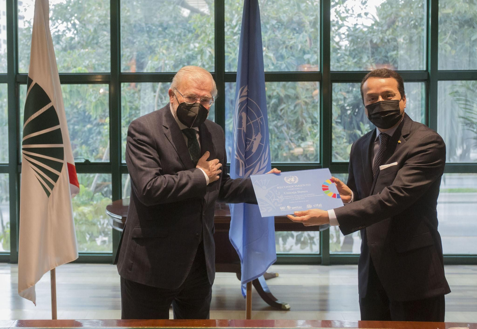 Entrega de la placa conmemorativa al presidente de Unicaja Banco, por parte del director de la División para la Inclusión Social de Unitar. Entrega de la placa conmemorativa al presidente de Unicaja Banco, por parte del director de la División para la Inclusión Social de Unitar.