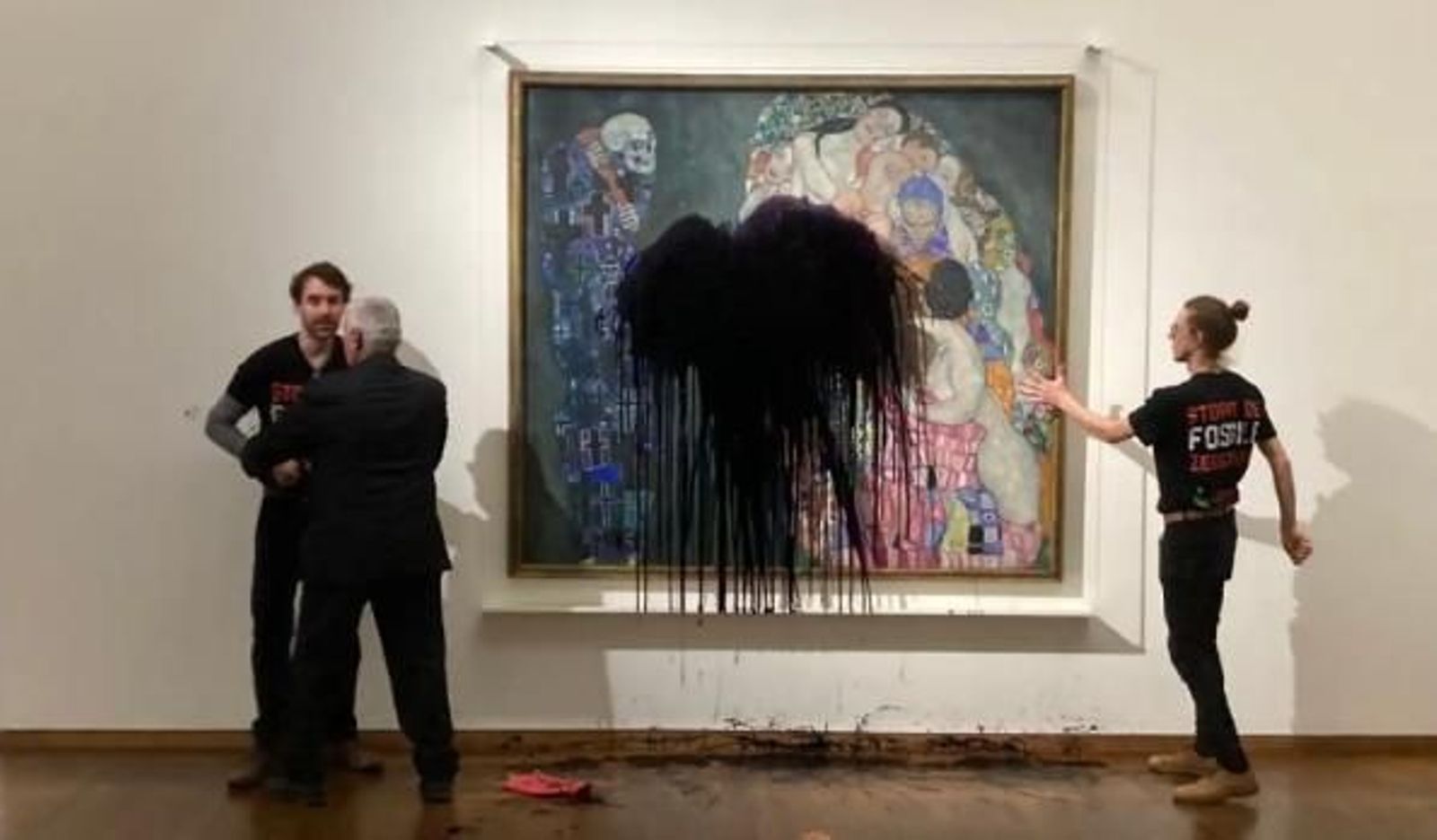 Activistas arrojan petróleo sobre el cuadro 'Muerte y vida' de Klimt