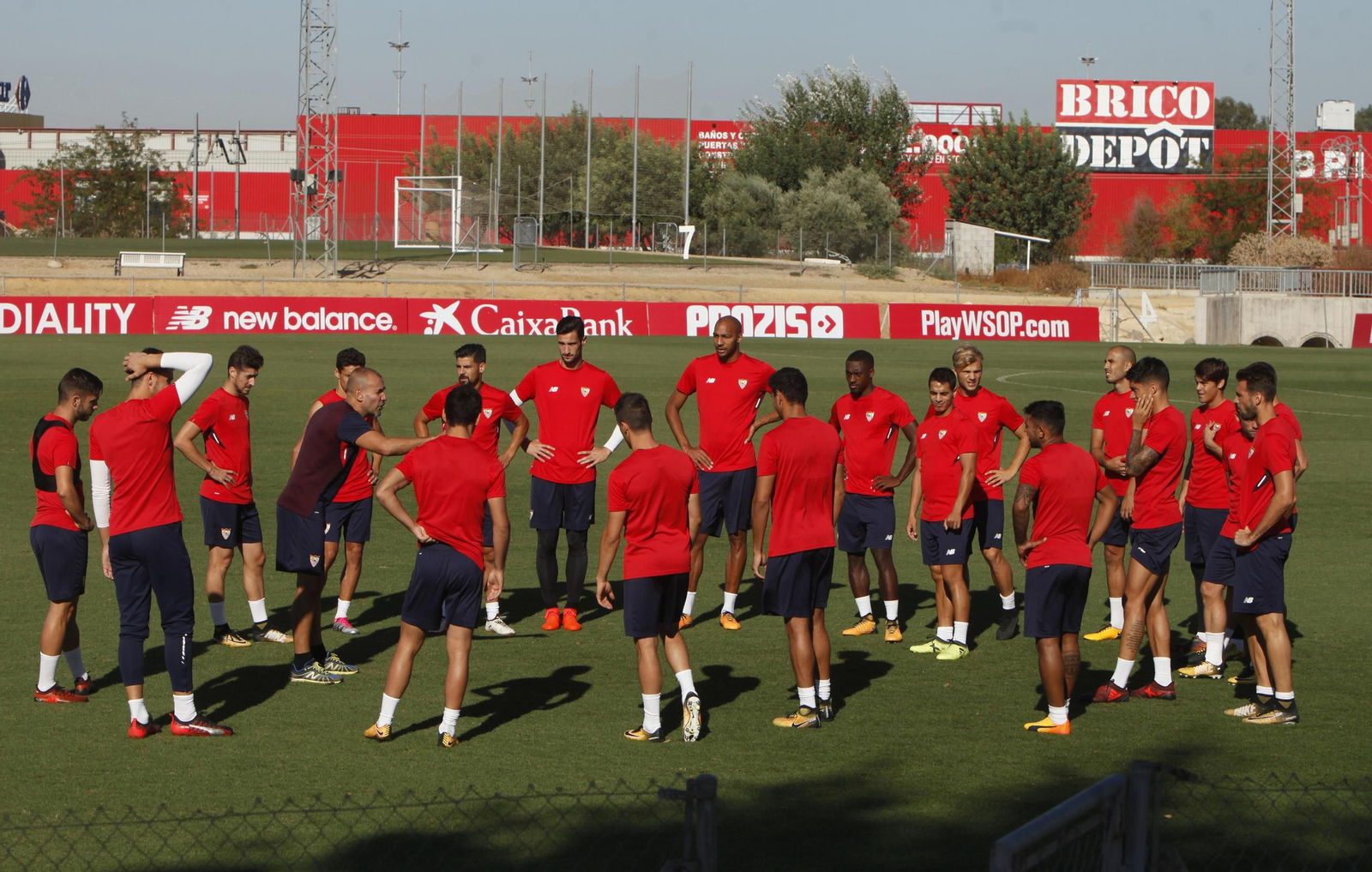 Una imagen del grupo, en la charla previa al entrenamiento en la Ciudad Deportiva José Ramón Cisneros.