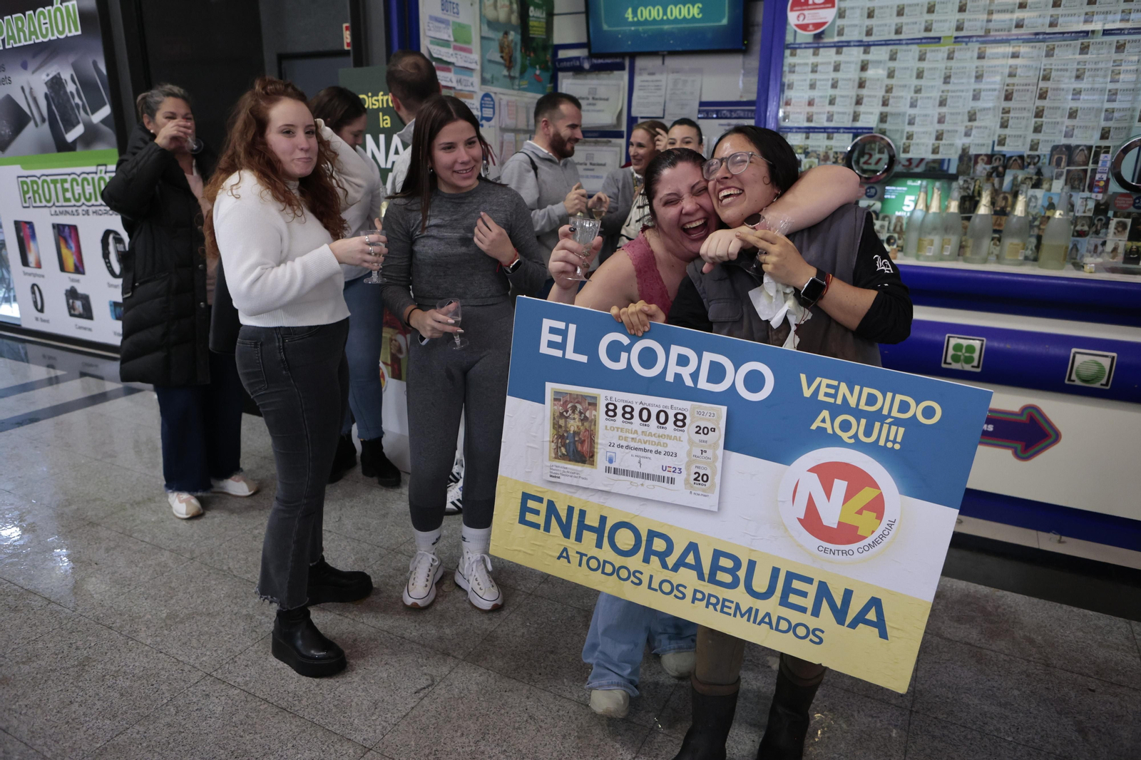 Alegría entre los premiados con el Gordo de la Lotería de Navidad