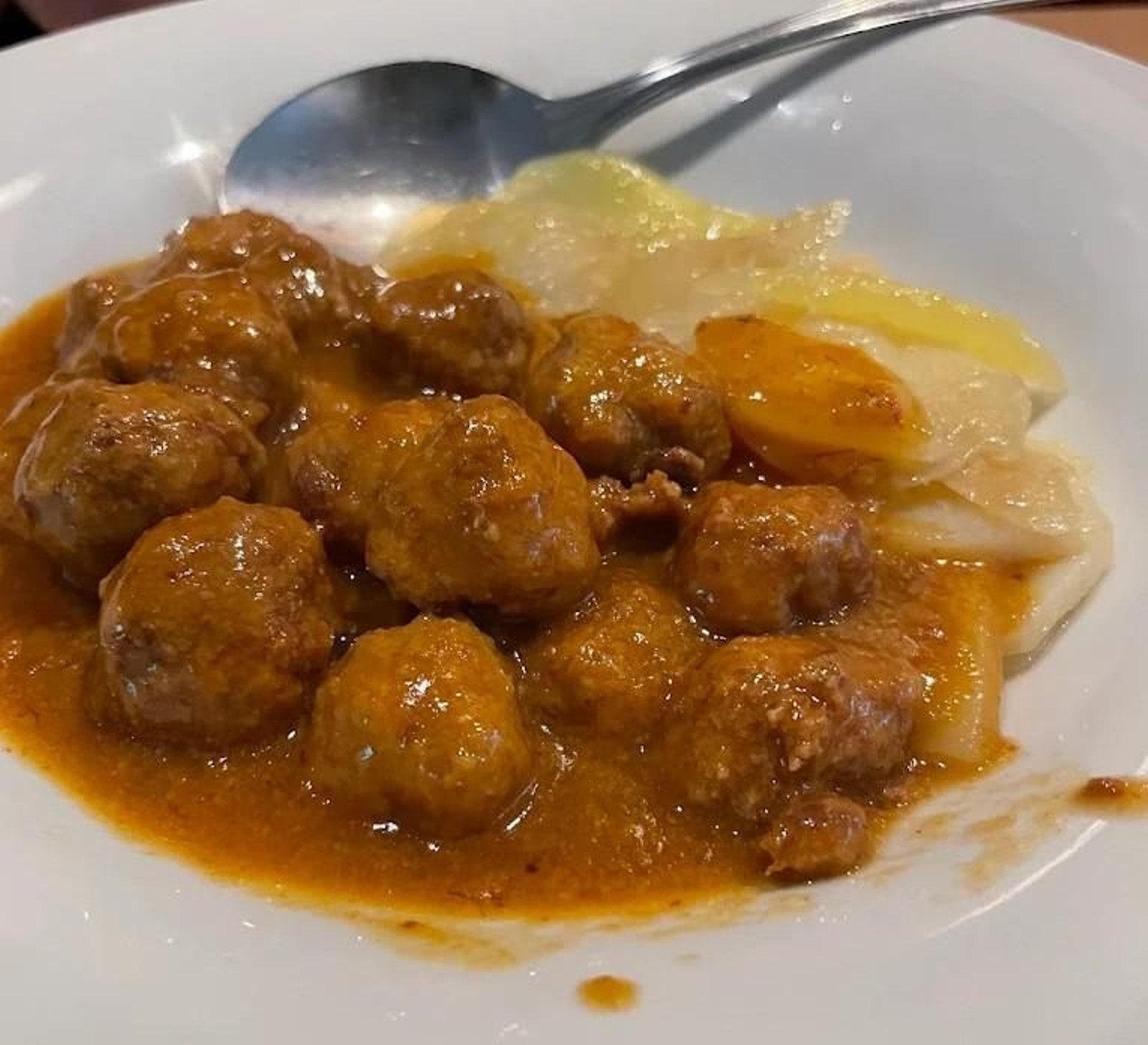 Val de Pepe (Jerez). Apartado del centro y con comida clásica de la ciudad. Sus papas aliñás y sus albóndigas al oloroso son obligatorias