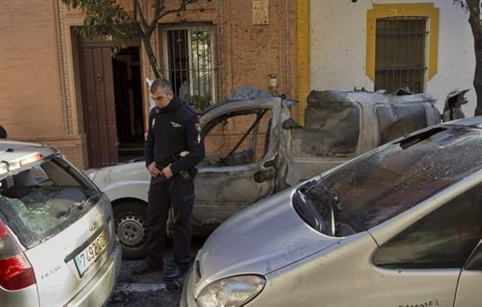 Los coches que estaban estacionados junto a la furgoneta siniestrada resultan dañados por la explosión

Foto: Jaime Martínez