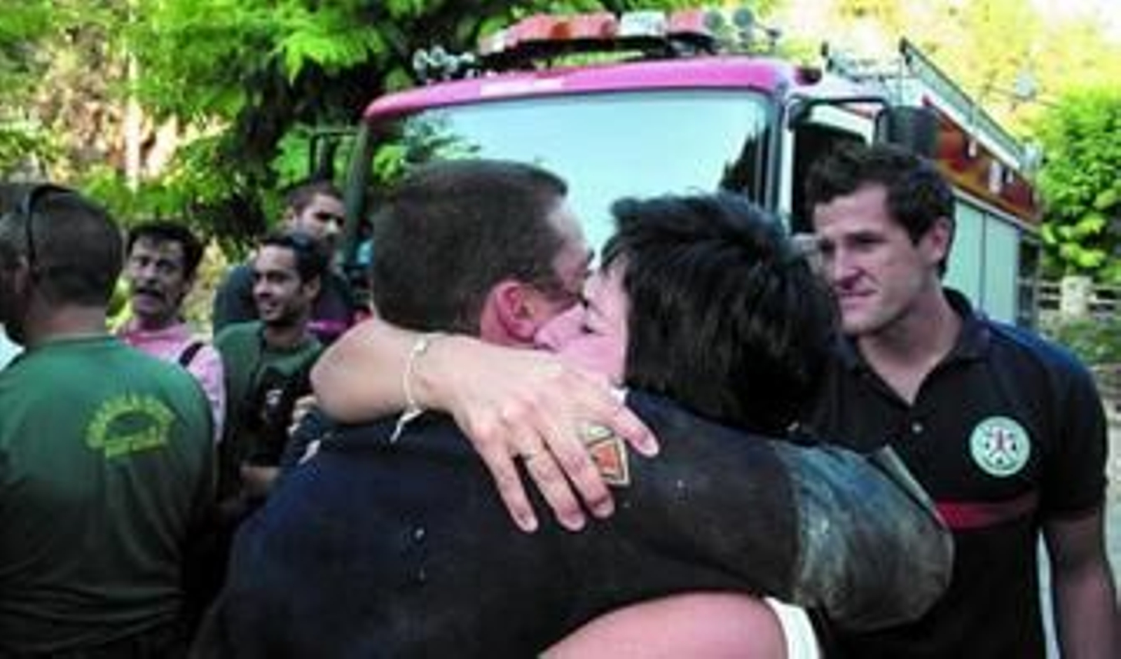 El bombero recibe un emocionado abrazo de su compañera después de la salida.