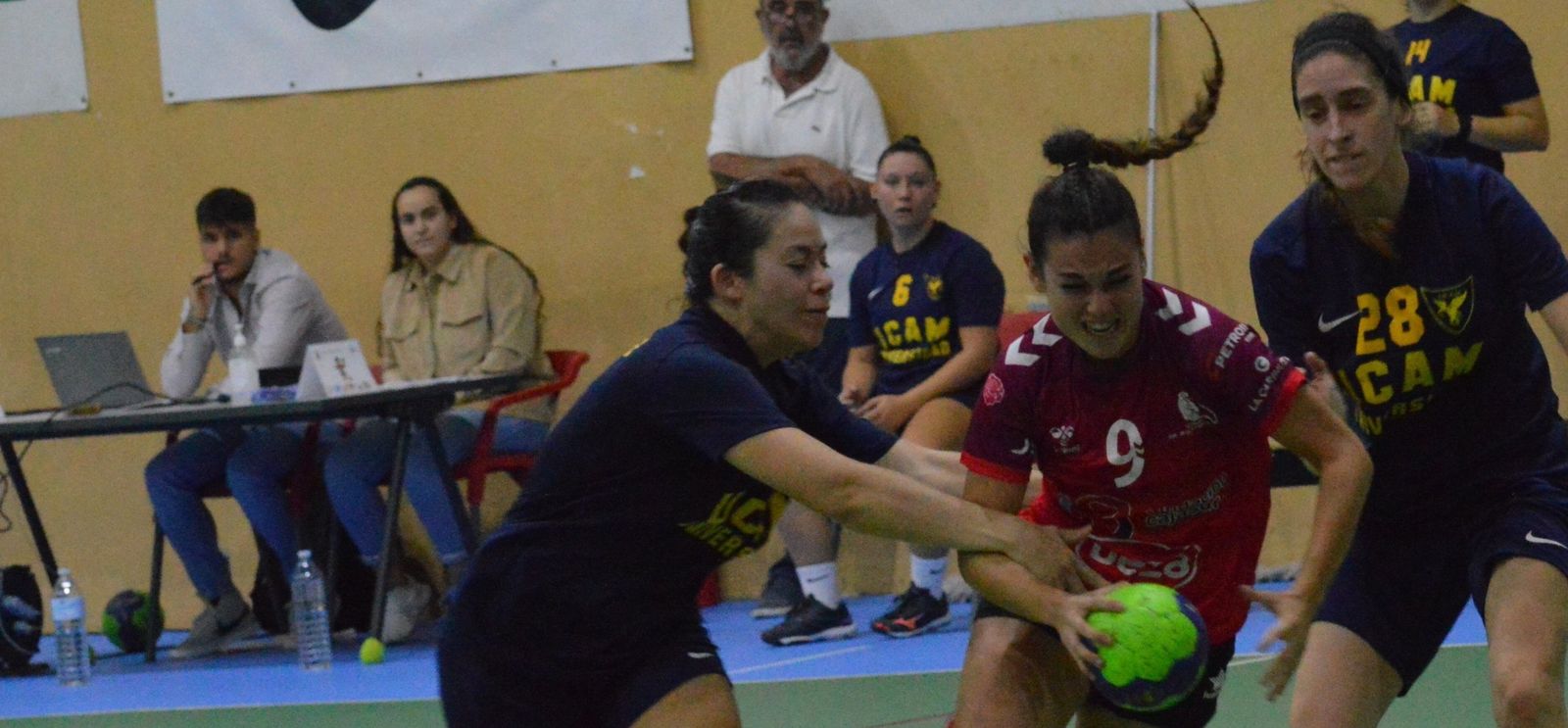 Ángela Zurera es presionada por dos rivales.