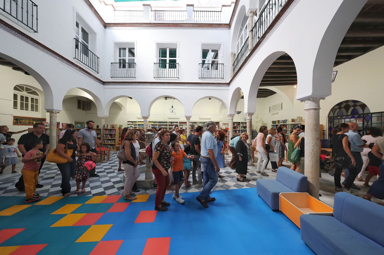 Aspecto que presentaba ayer el colegio en el primer día de curso.