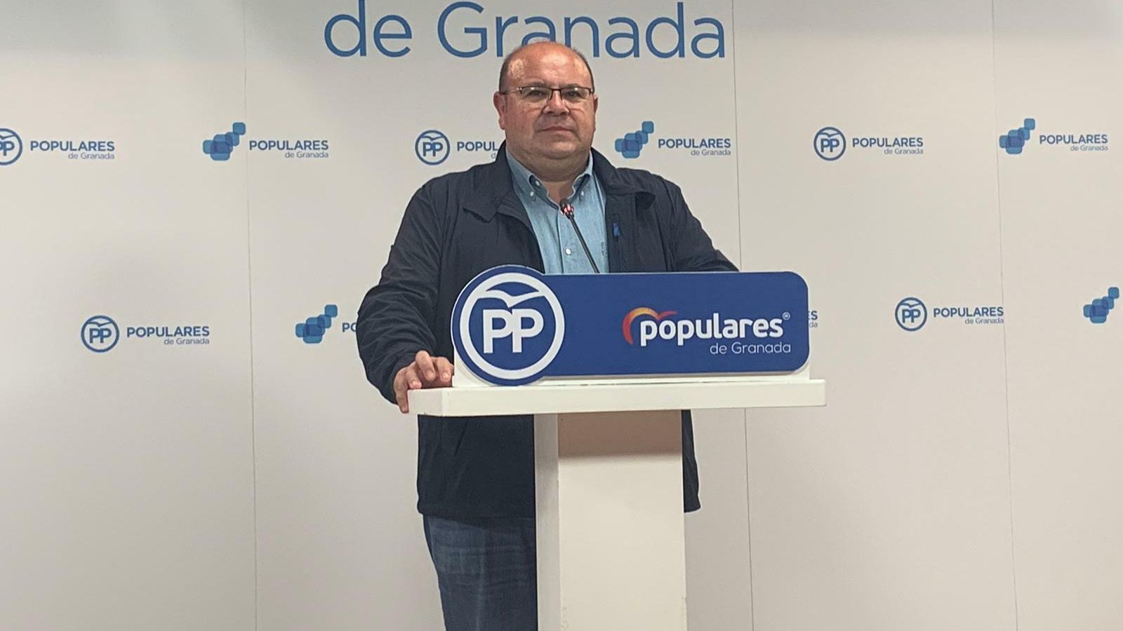 José Robles comparece ante los medios.