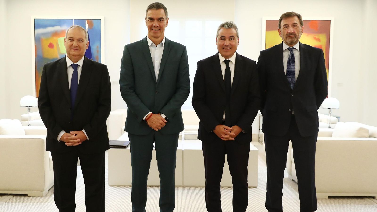 El presidente del Gobierno, Pedro Sánchez, acompañado por el ministro de Industria, Jordi Hereu, recibió a Josep Maria Recasens y José López-Tafall, respectivamente, presidente y director general de ANFAC. El presidente del Gobierno, Pedro Sánchez, acompañado por el ministro de Industria, Jordi Hereu, recibió a Josep Maria Recasens y José López-Tafall, respectivamente, presidente y director general de ANFAC.