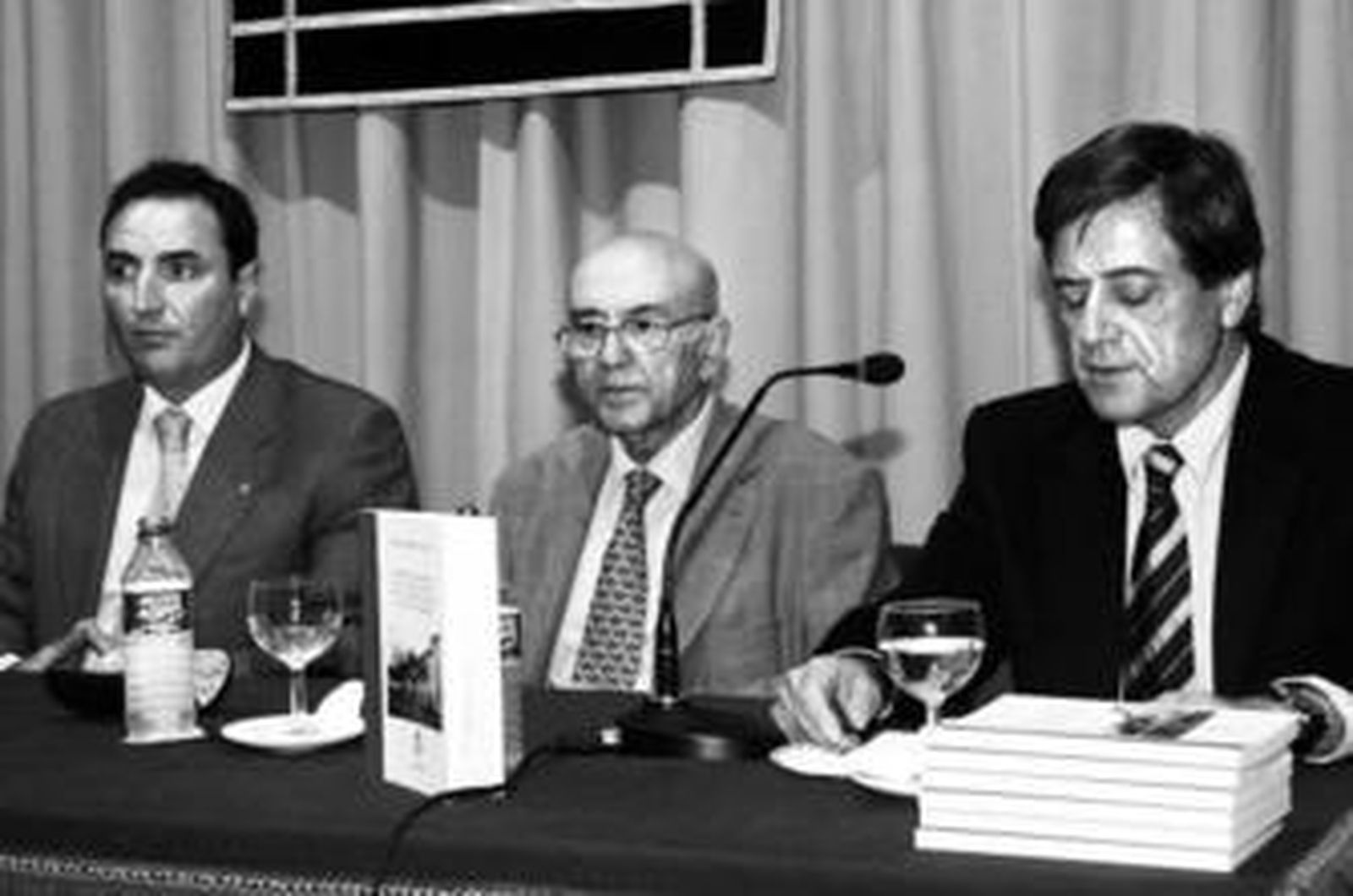 Victor Perez Escolano (dcha.) presenta el libro de Enrique Barrero. A la izquierda, Salvador Casado.