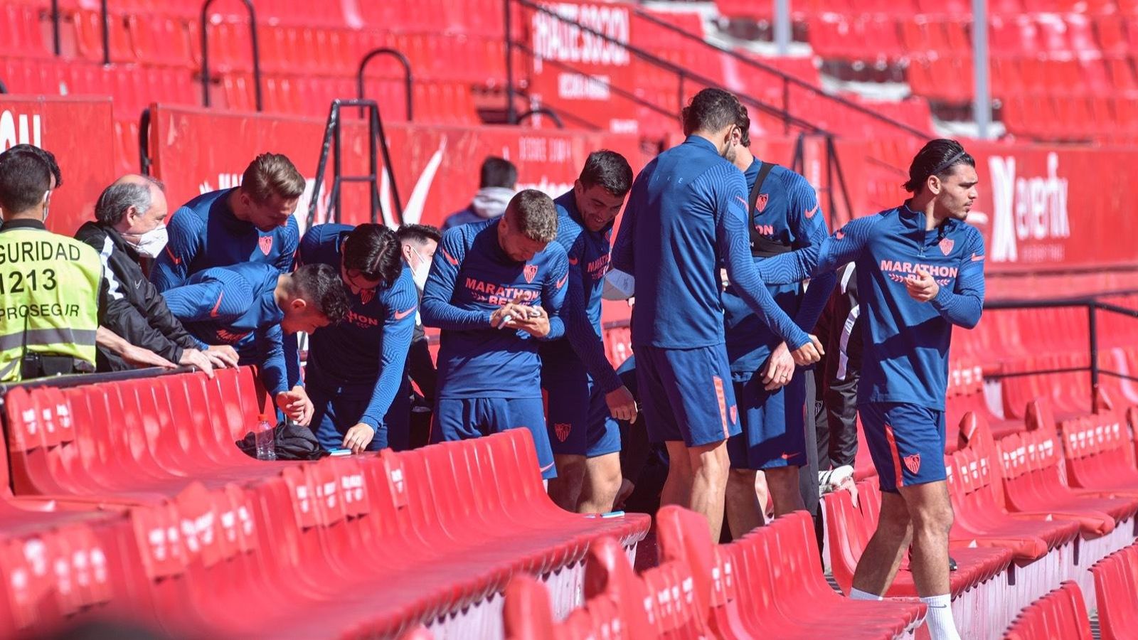Los futbolistas del Sevilla, antes del entrenamiento del sábado.