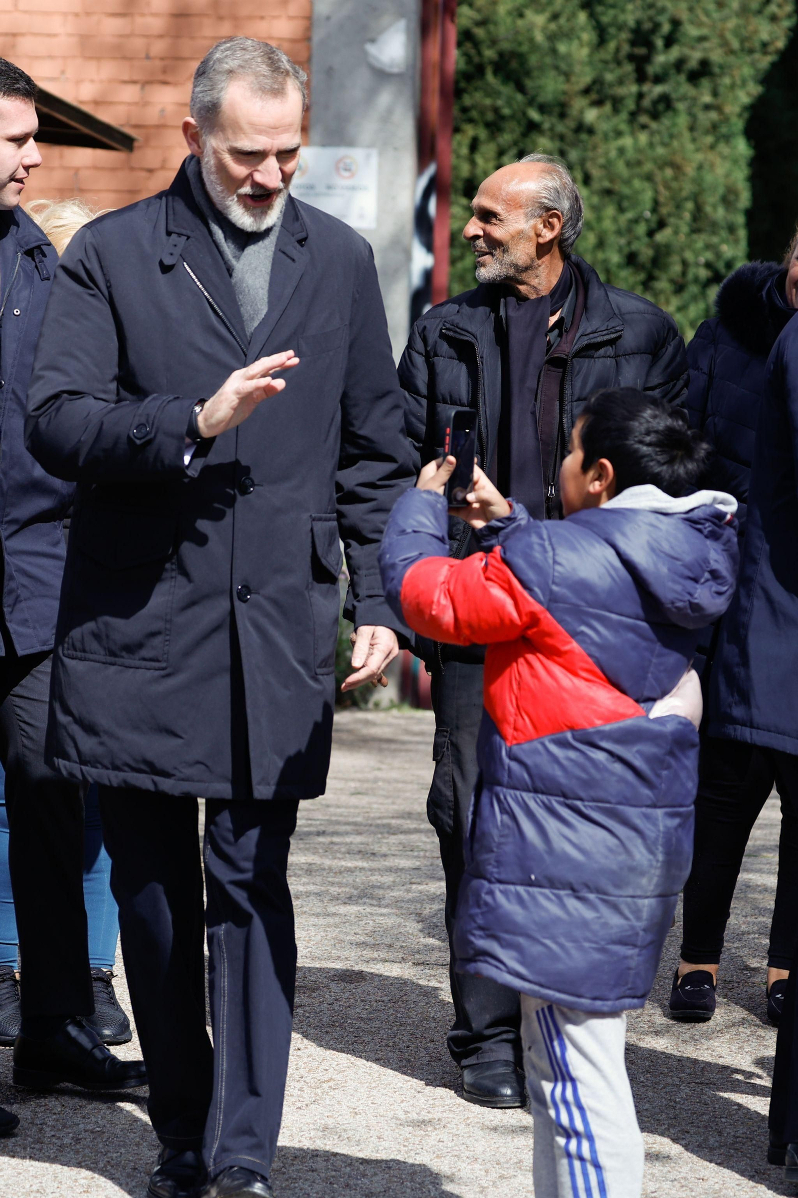 El Rey saluda a un niño enfocándole en el tanatorio de Alcobendas