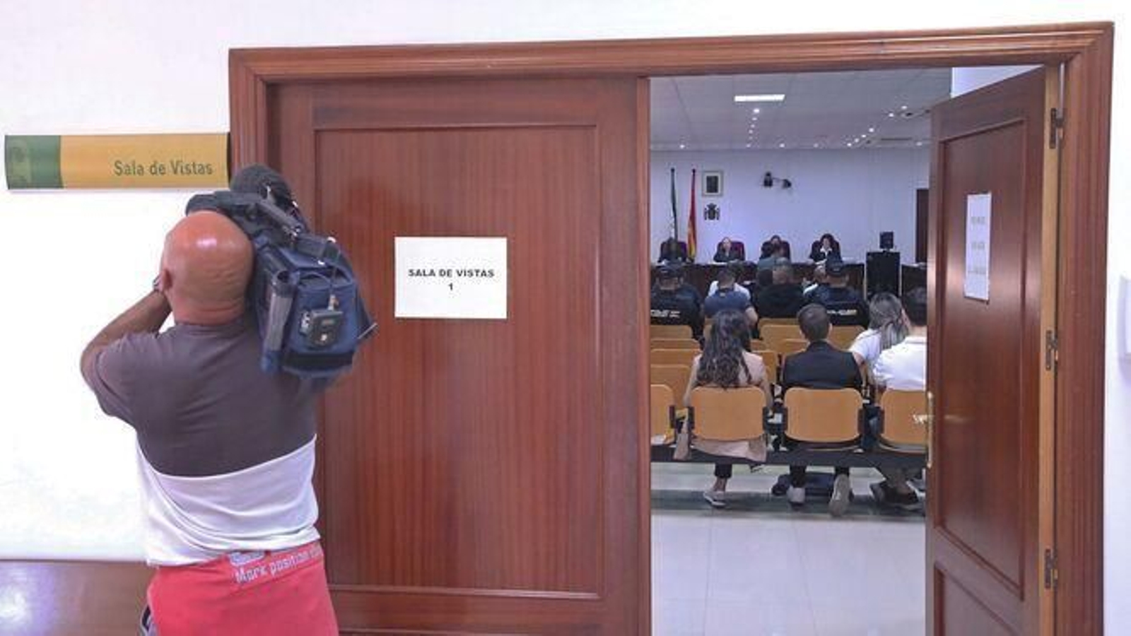 Un cámara de televisión, ante la sala de vistas en el juicio a los Castañas