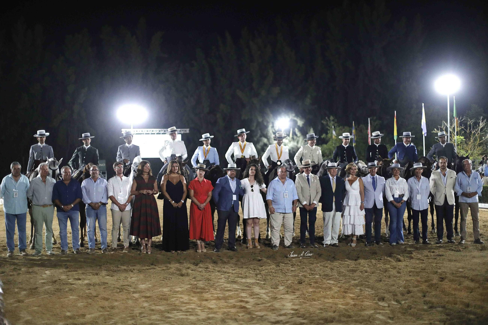Los participantes en el Memorial posan con las autoridades en El Ranchito.
