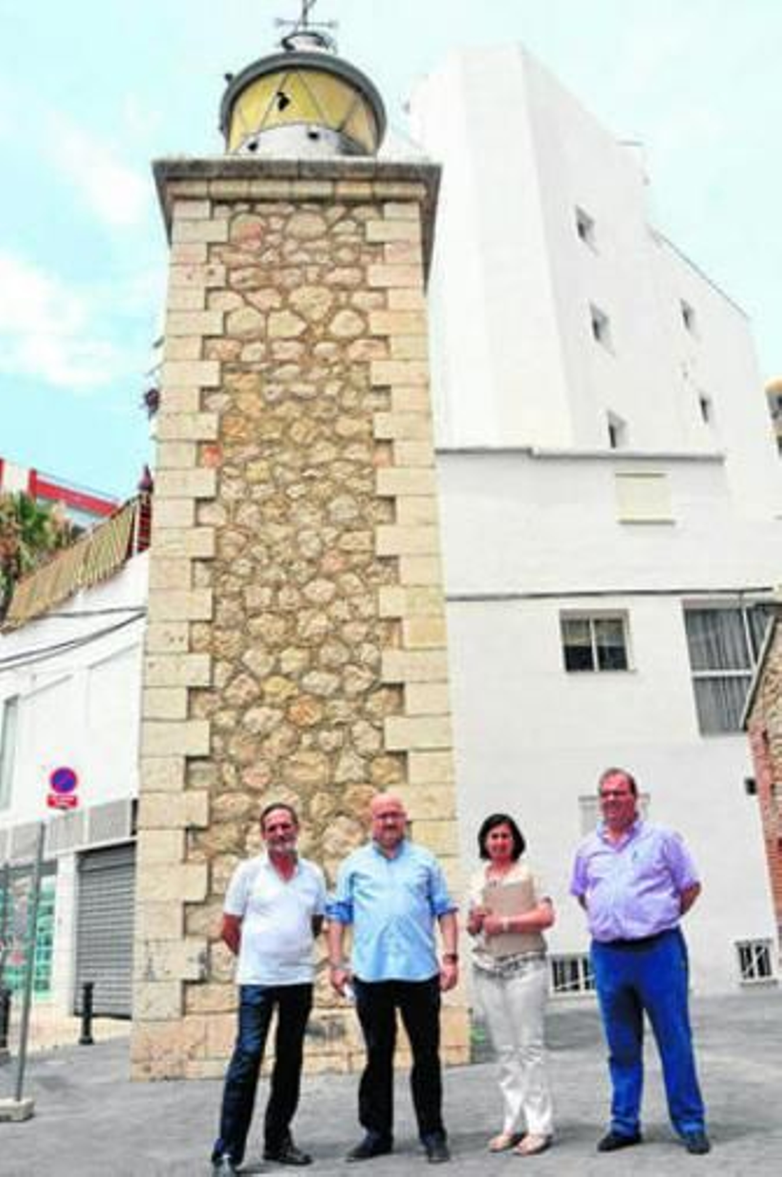 Los responsables municipales, ayer, junto al faro.