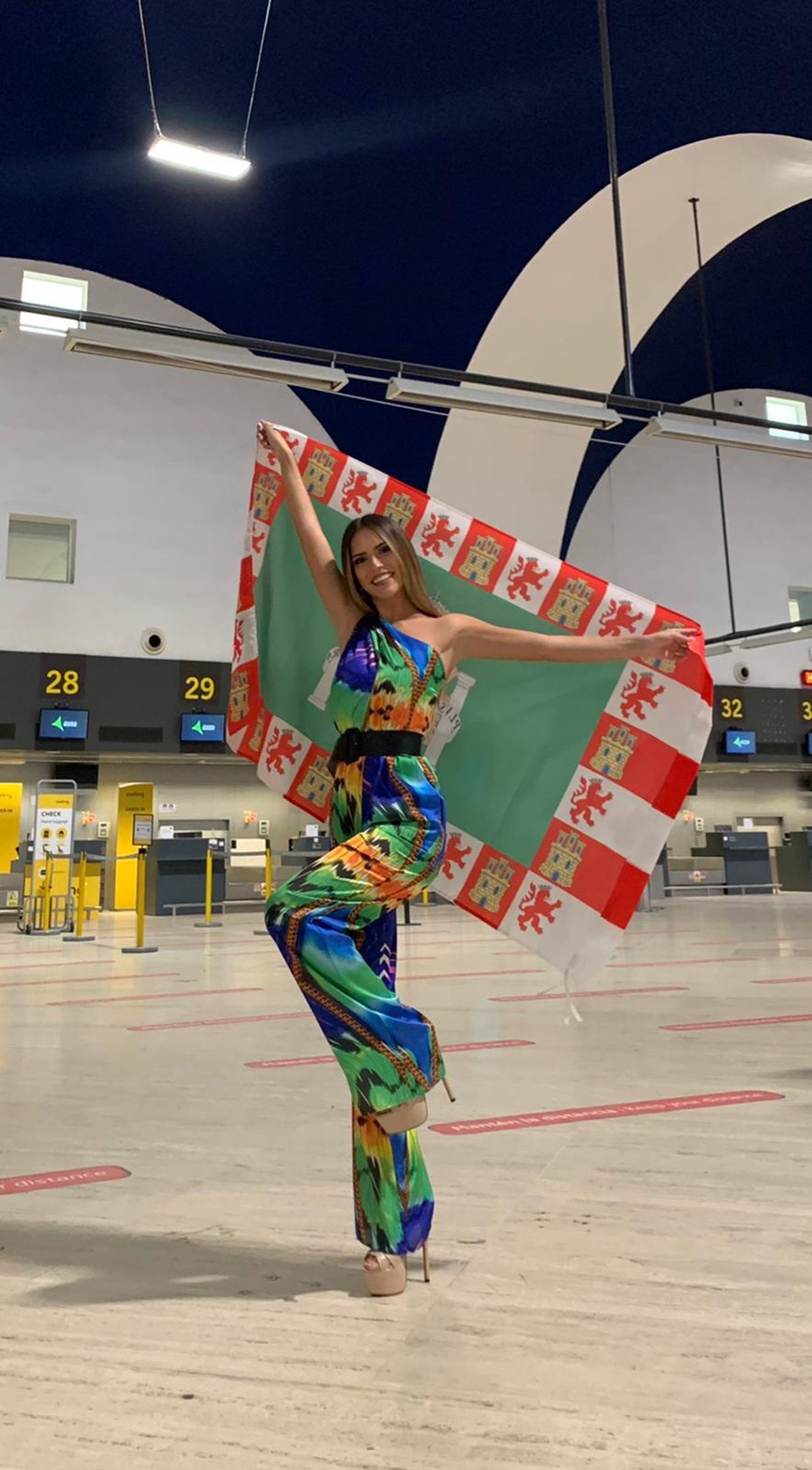 Clara Navas, esta tarde en el aeropuerto de Sevilla.