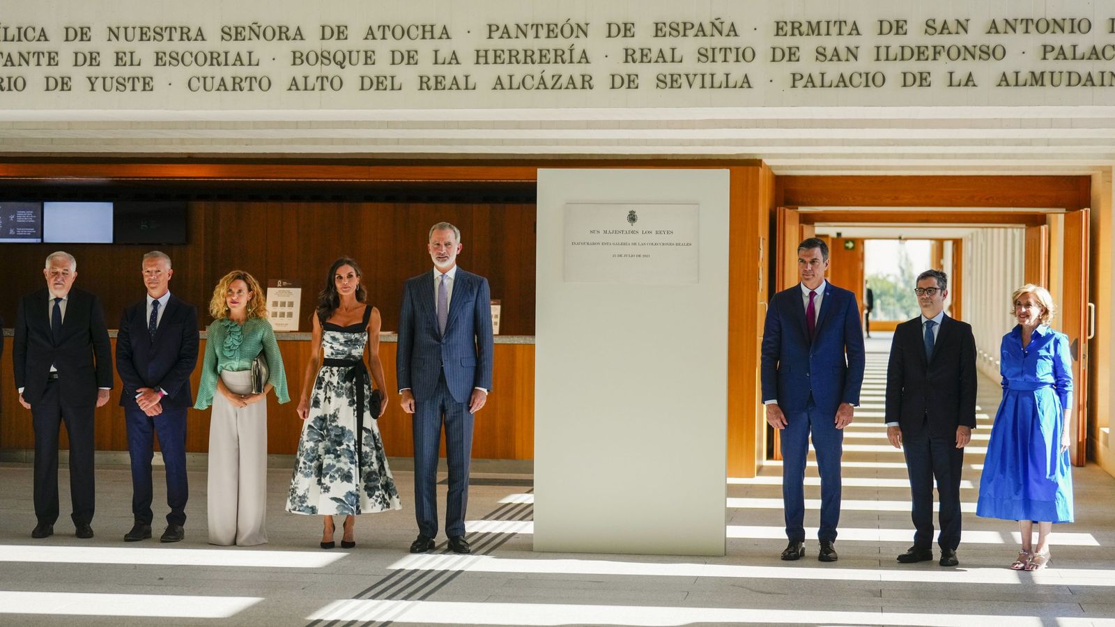 Los Reyes en el 'hall' de la Galería de las Colecciones Reales.