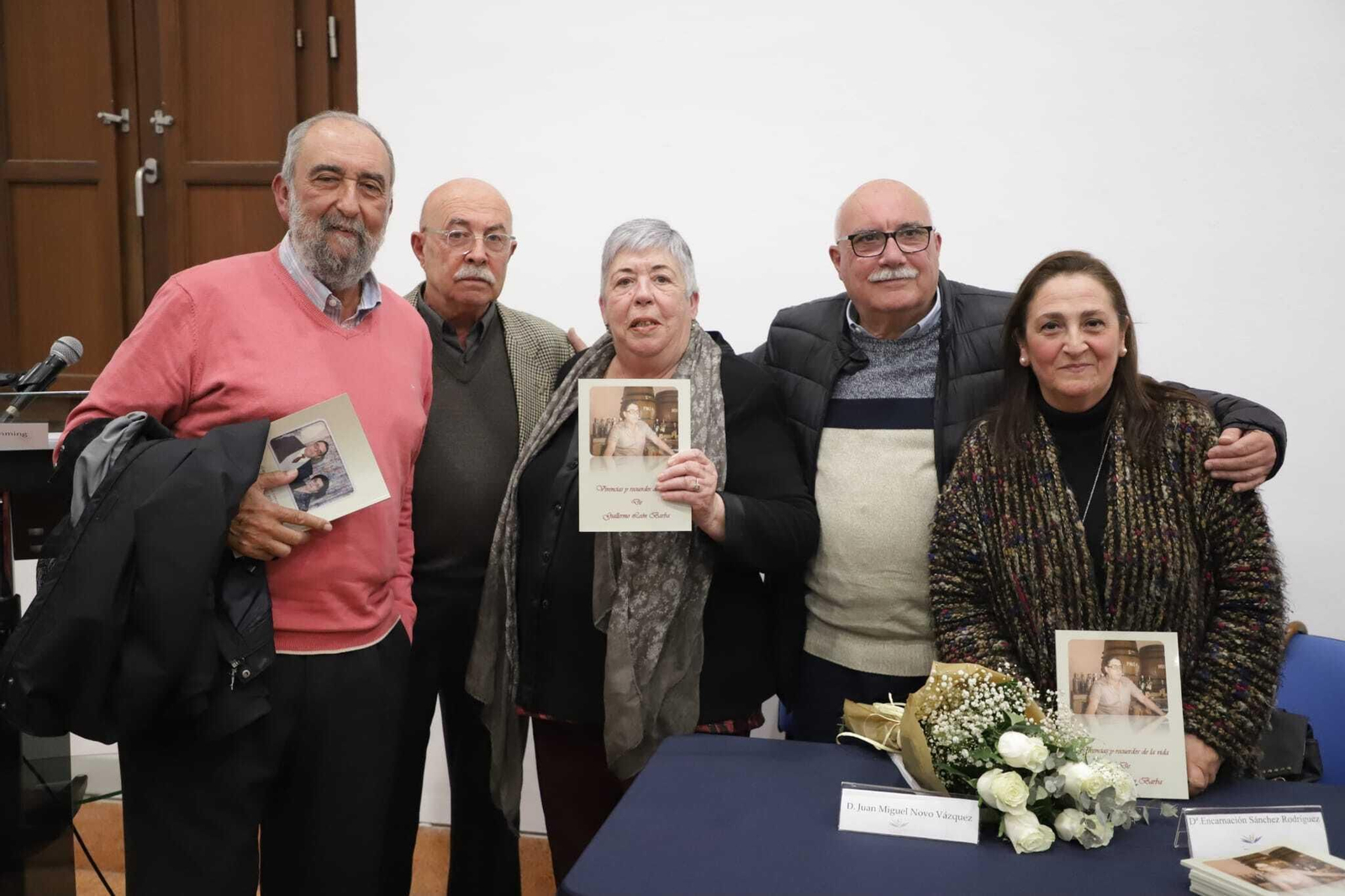 Los autores del libro y los familiares de Guillermo León, tras el acto
