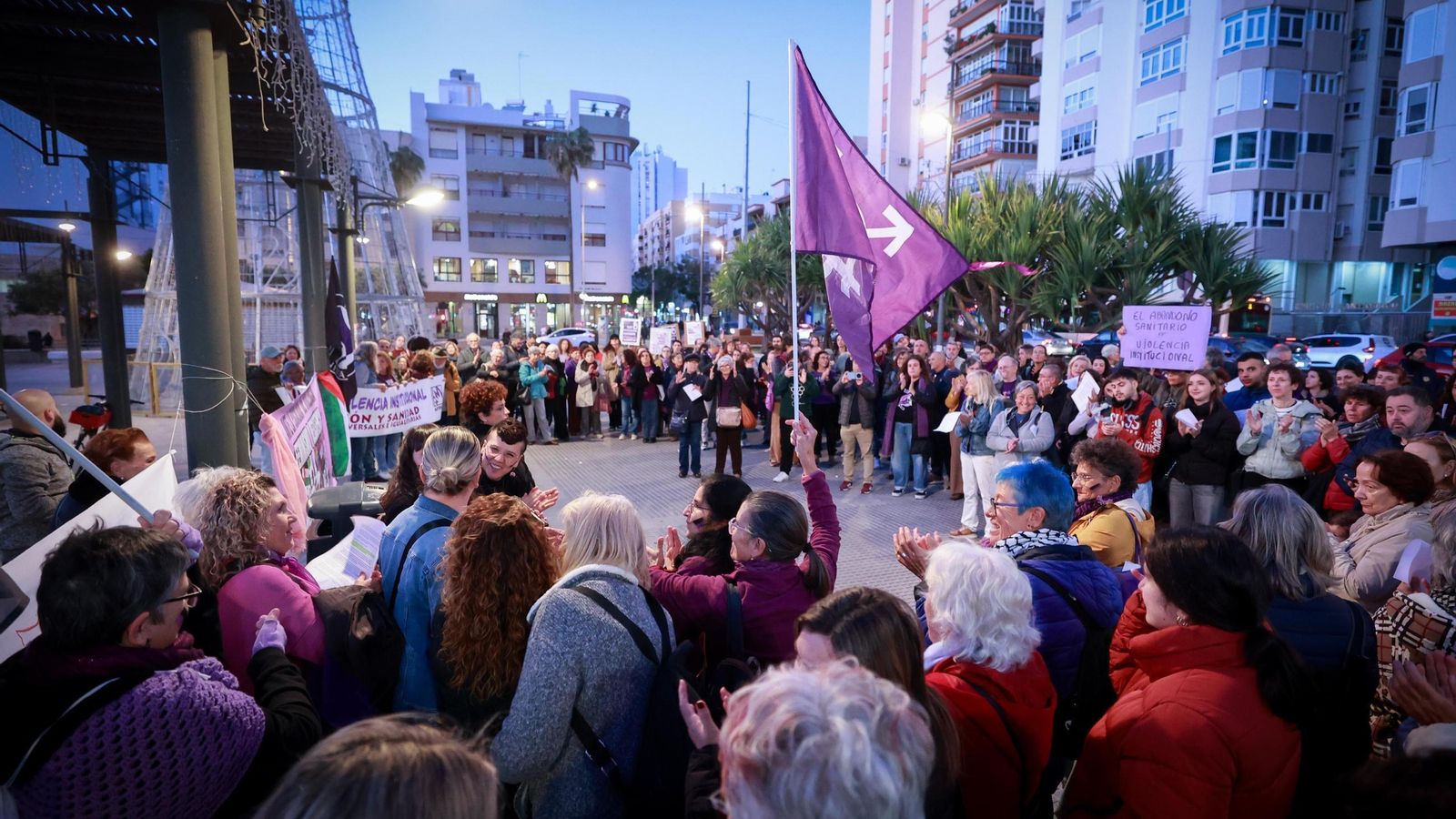 Aspecto de la plaza Ana Orantes de Cádiz durante la concentración y lectura del manifiesto del 25 N.