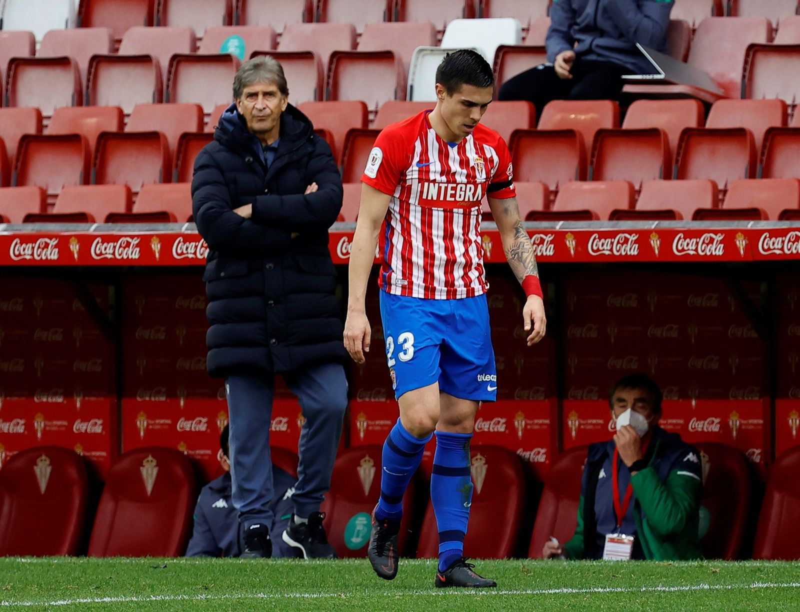 Pellegrini, durante el partido en El Molinón.
