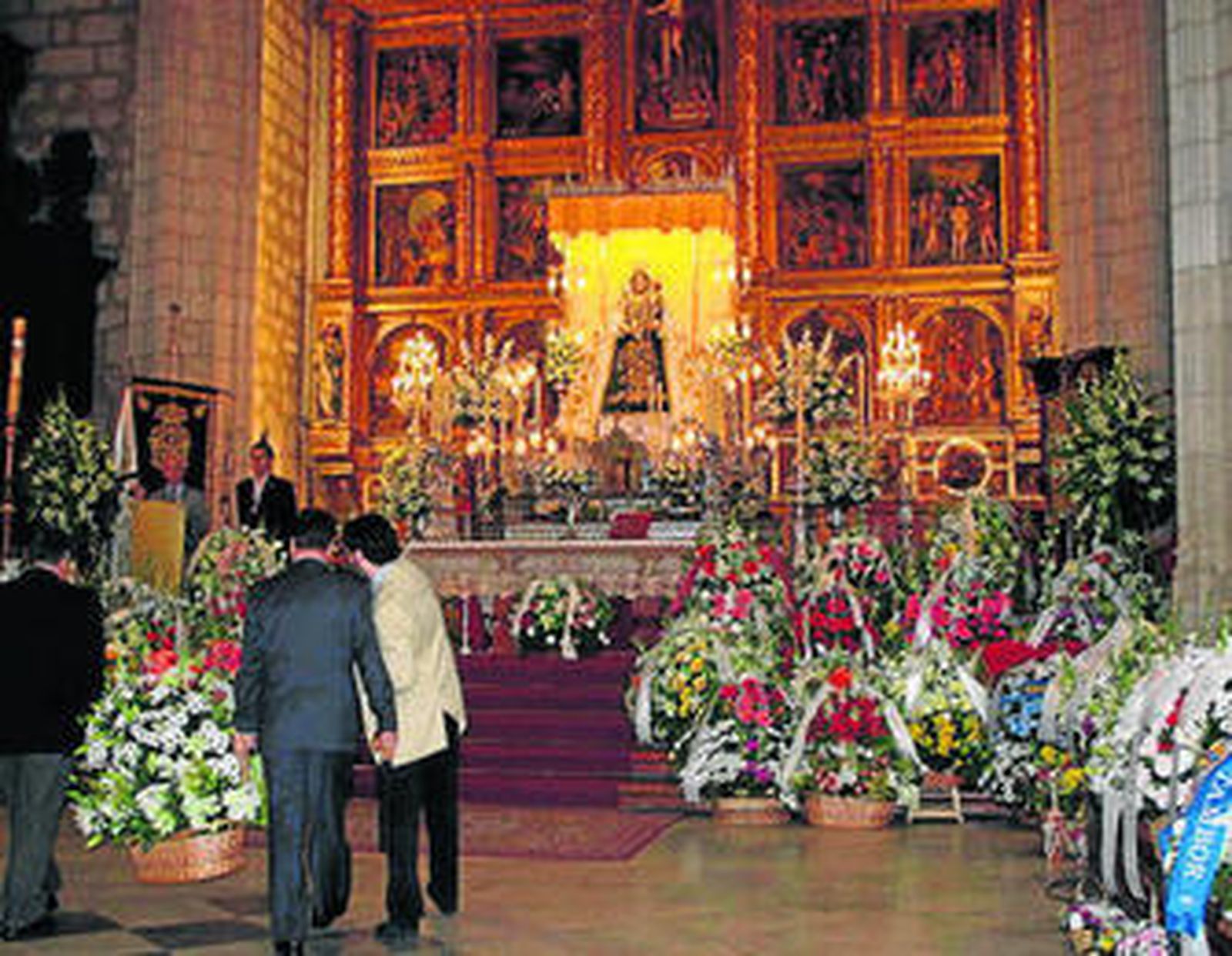 La Virgen de Araceli, rodeada de las ofrendas florales.