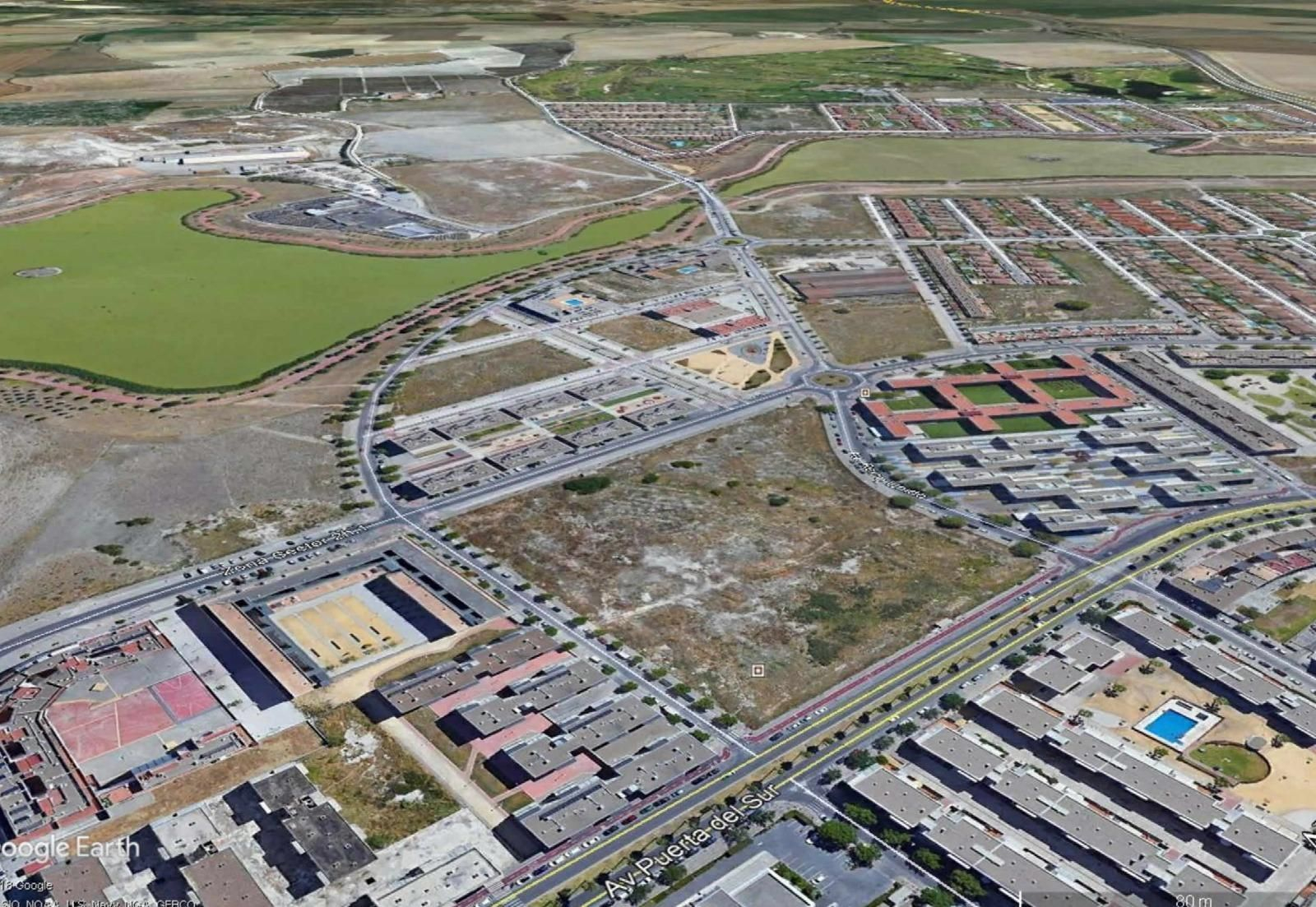 En el centro de la imagen, la parcela de suelo vendida por Fomento