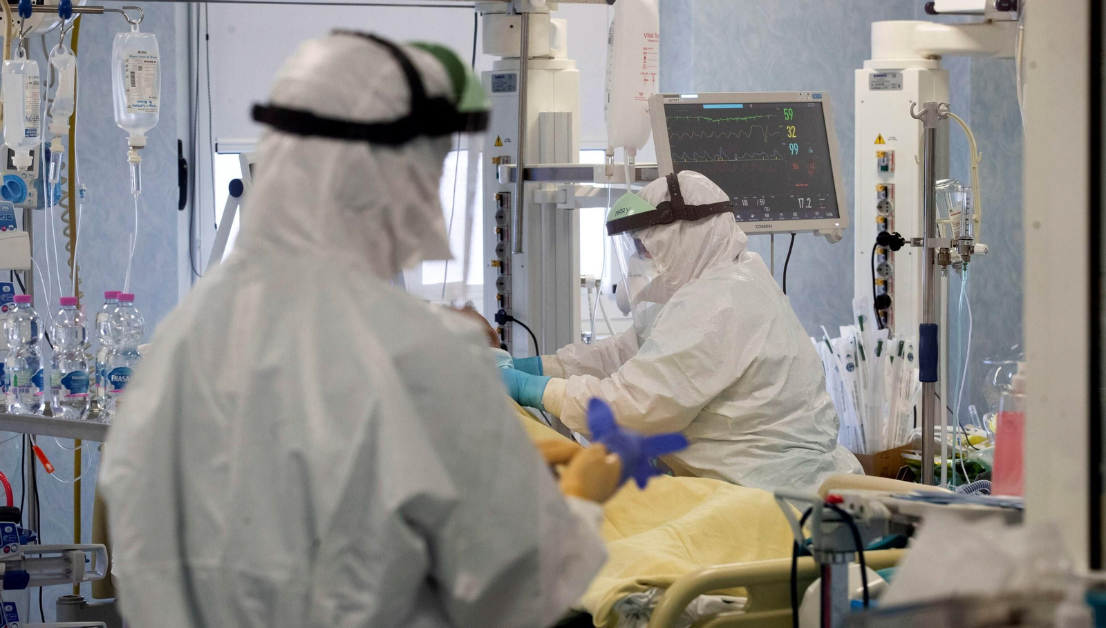 Dos profesionales sanitarios asisten a un paciente covid en la UCI.