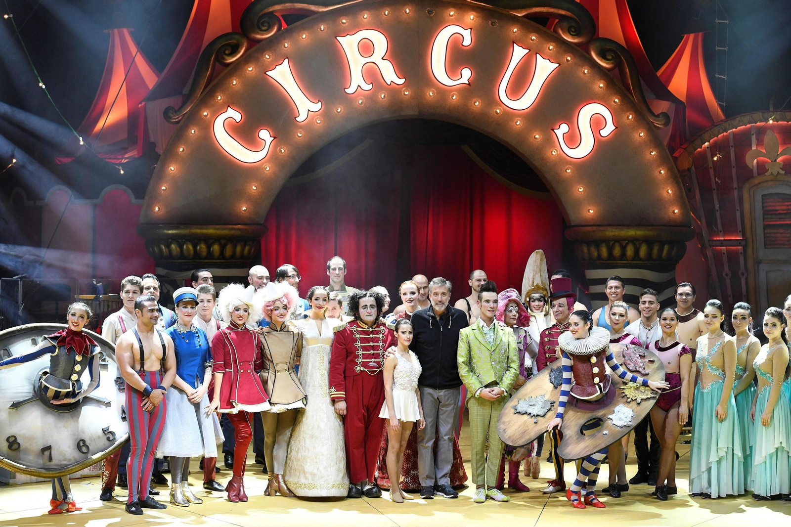 Emilio Aragón, rodeado de todo el equipo de ‘Circlassica’.