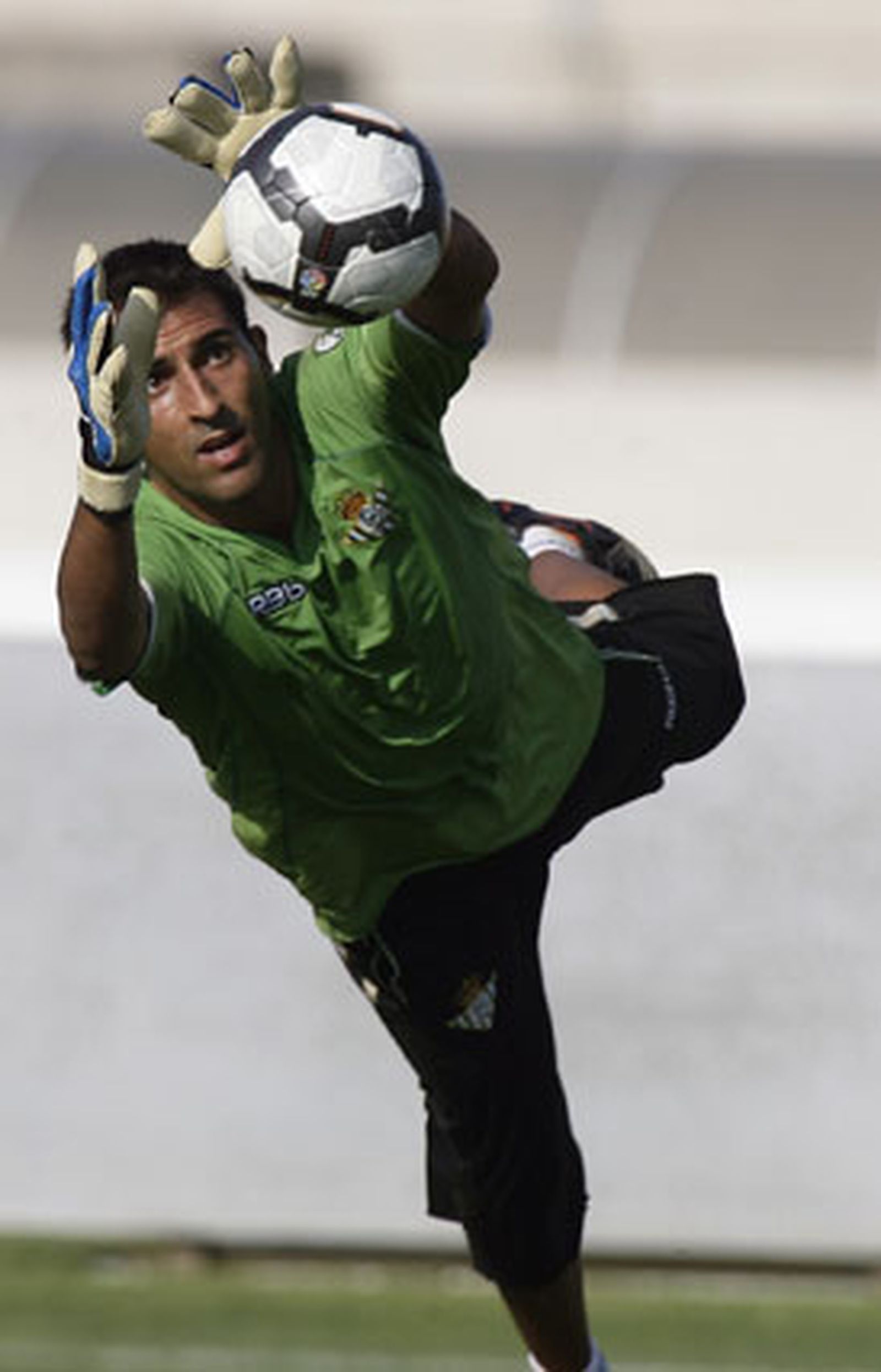 Ricardo asegura que se queda para "devolver el Betis a Primera"