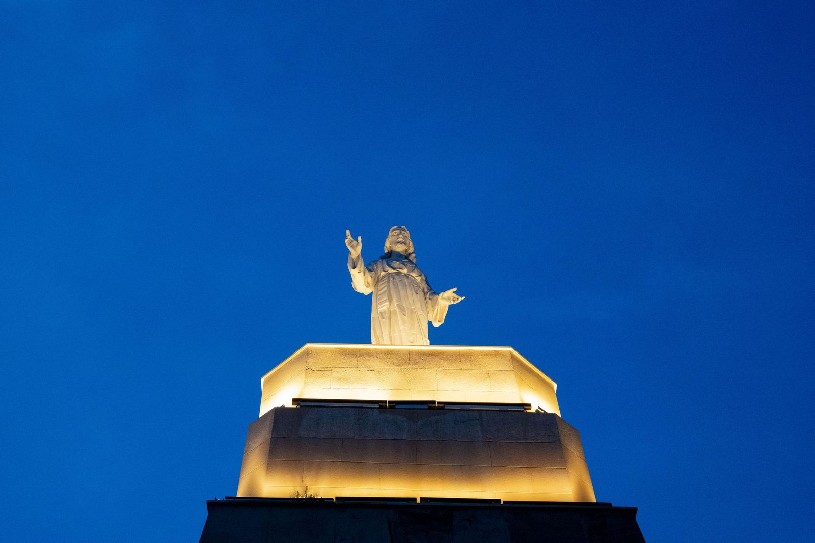 Las murallas del Cerro de San Cristóbal se encienden para iluminar Almería