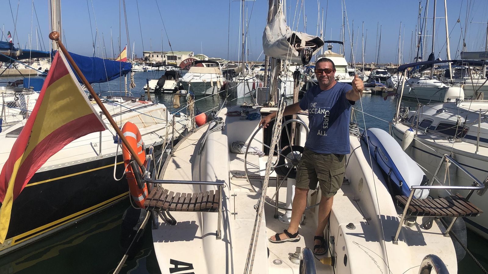 Alejandro López posa en la popa de su velero.