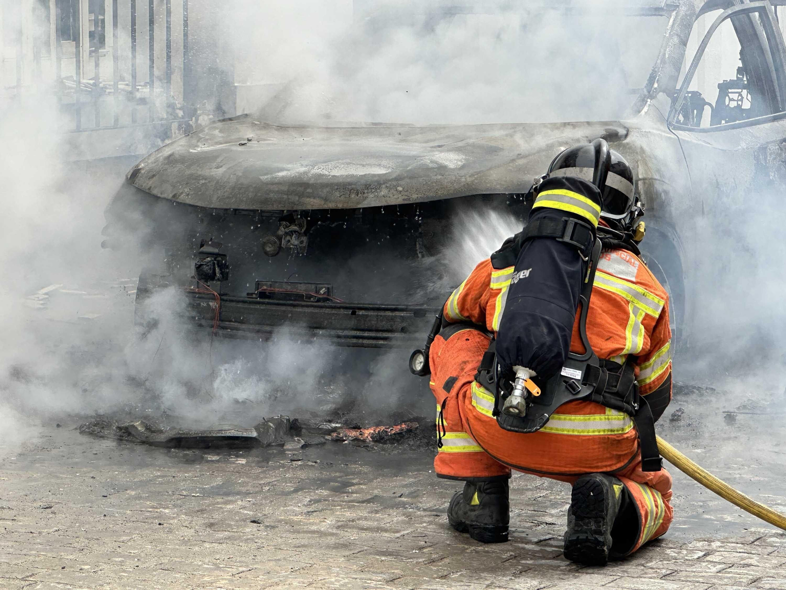 Alarma vecinal en Cartaya por el incendio de un coche: así han sofocado las llamas Policía Local, Guardia Civil y Bomberos