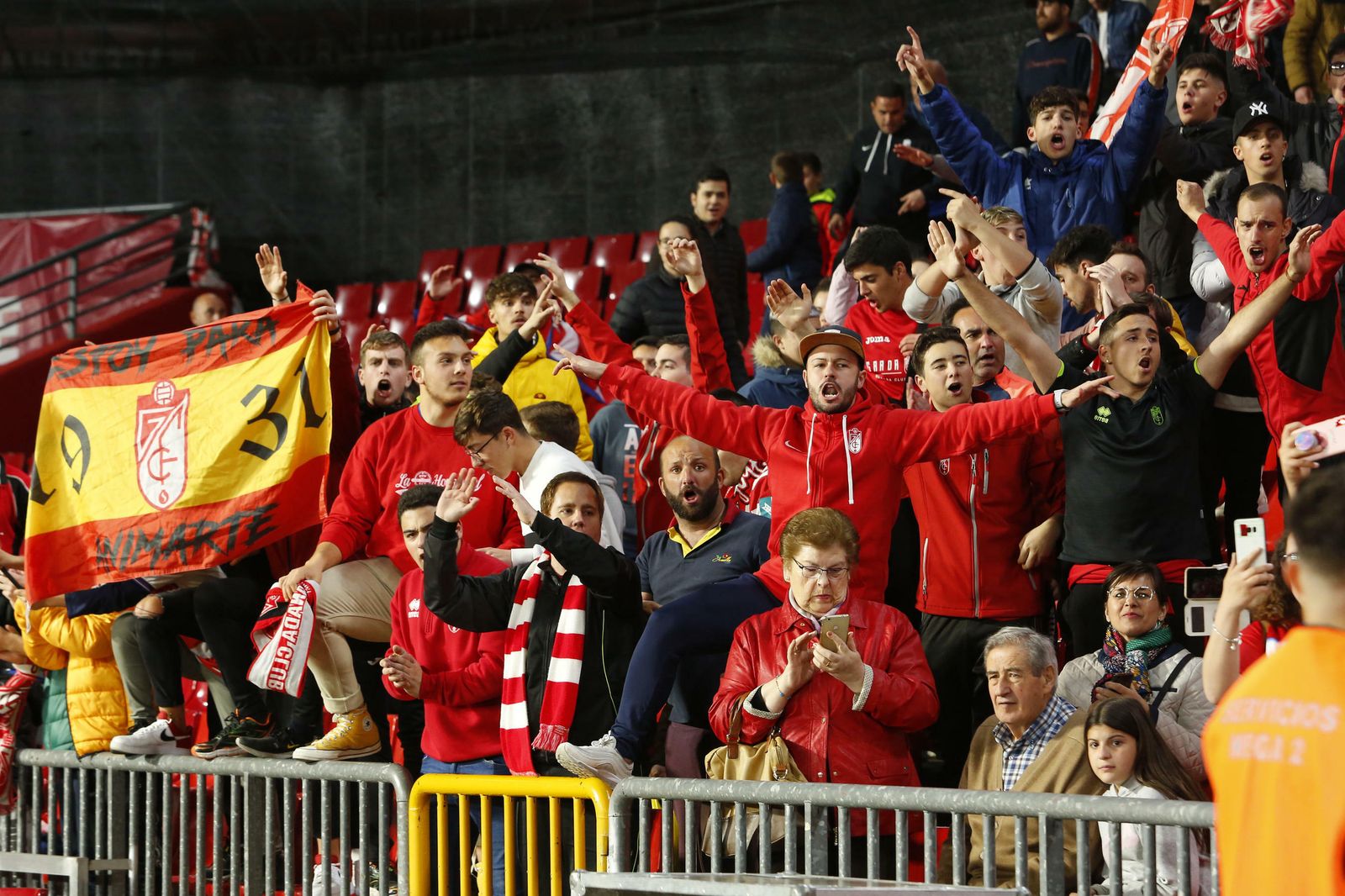 Fotos: la afición 'bendice' al Granada CF en Los Cármenes antes del partido de Copa