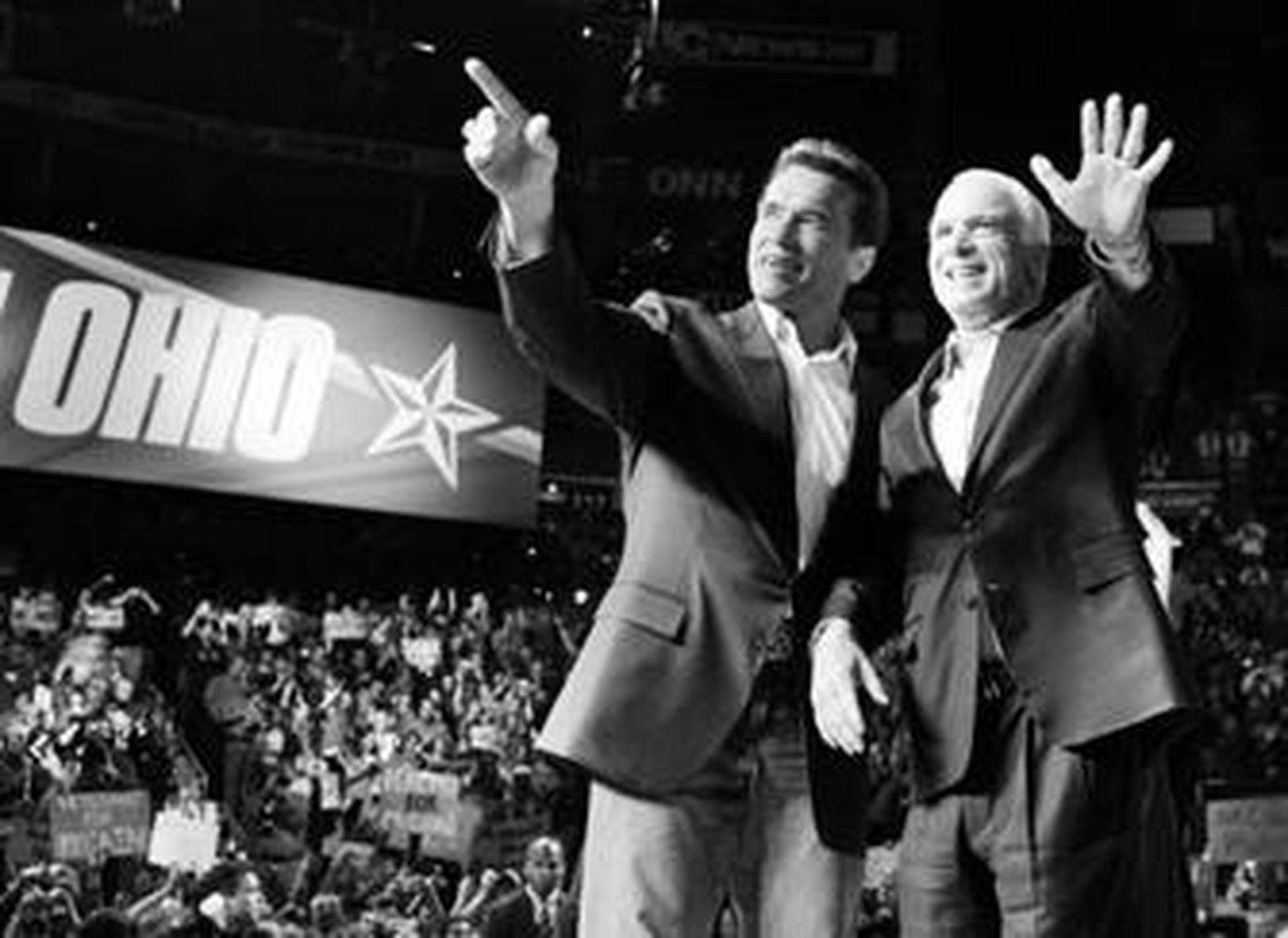 El candidato republicano, John McCain, junto al gobernador de California y actor, Arnold Schwarzenegger, el viernes en Ohio.