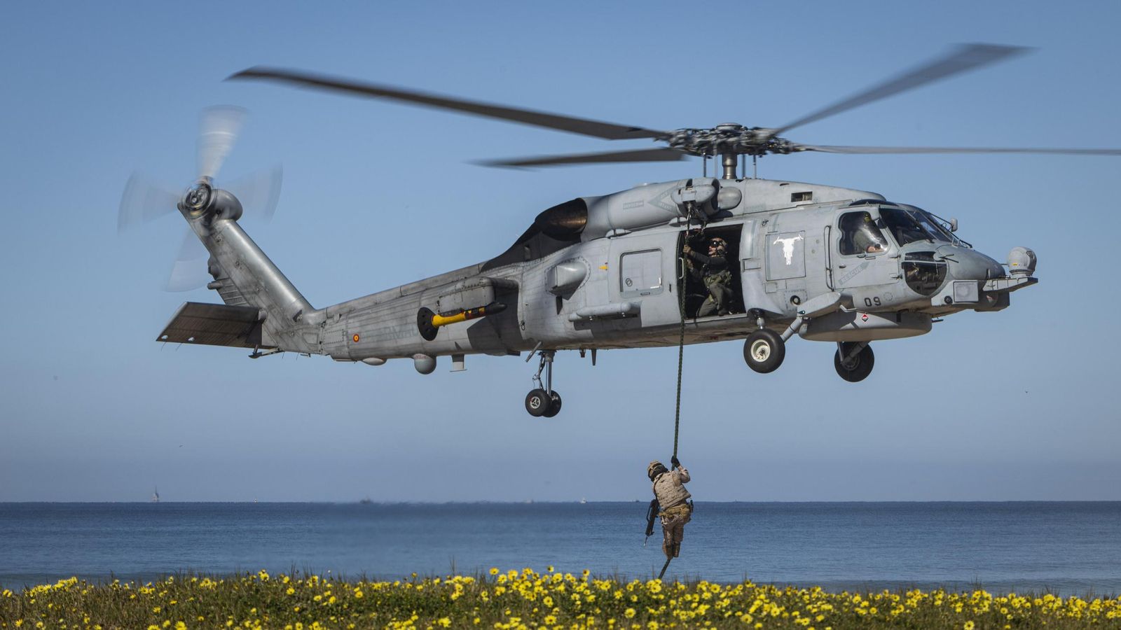 Las imágenes del gran desembarco de la OTAN en Barbate: aviones 'Harrier', helicópteros, lanchas e infantes de Marina asaltan la playa del Retín
