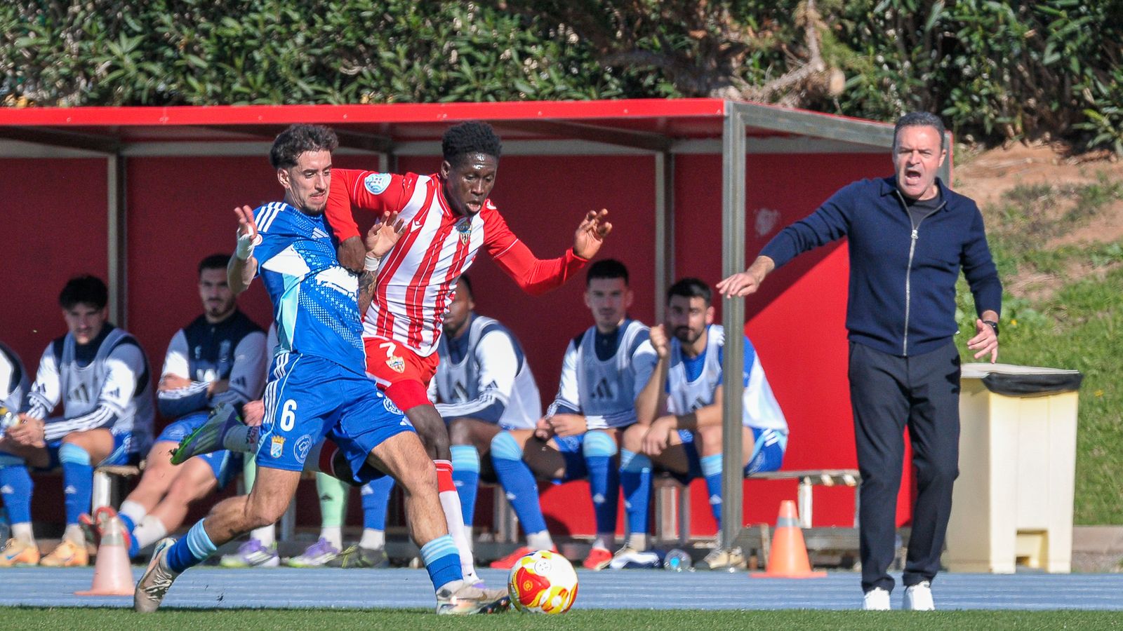 Marciano sortea en carrera la entrada de un rival durante una acción del segundo tiempo.