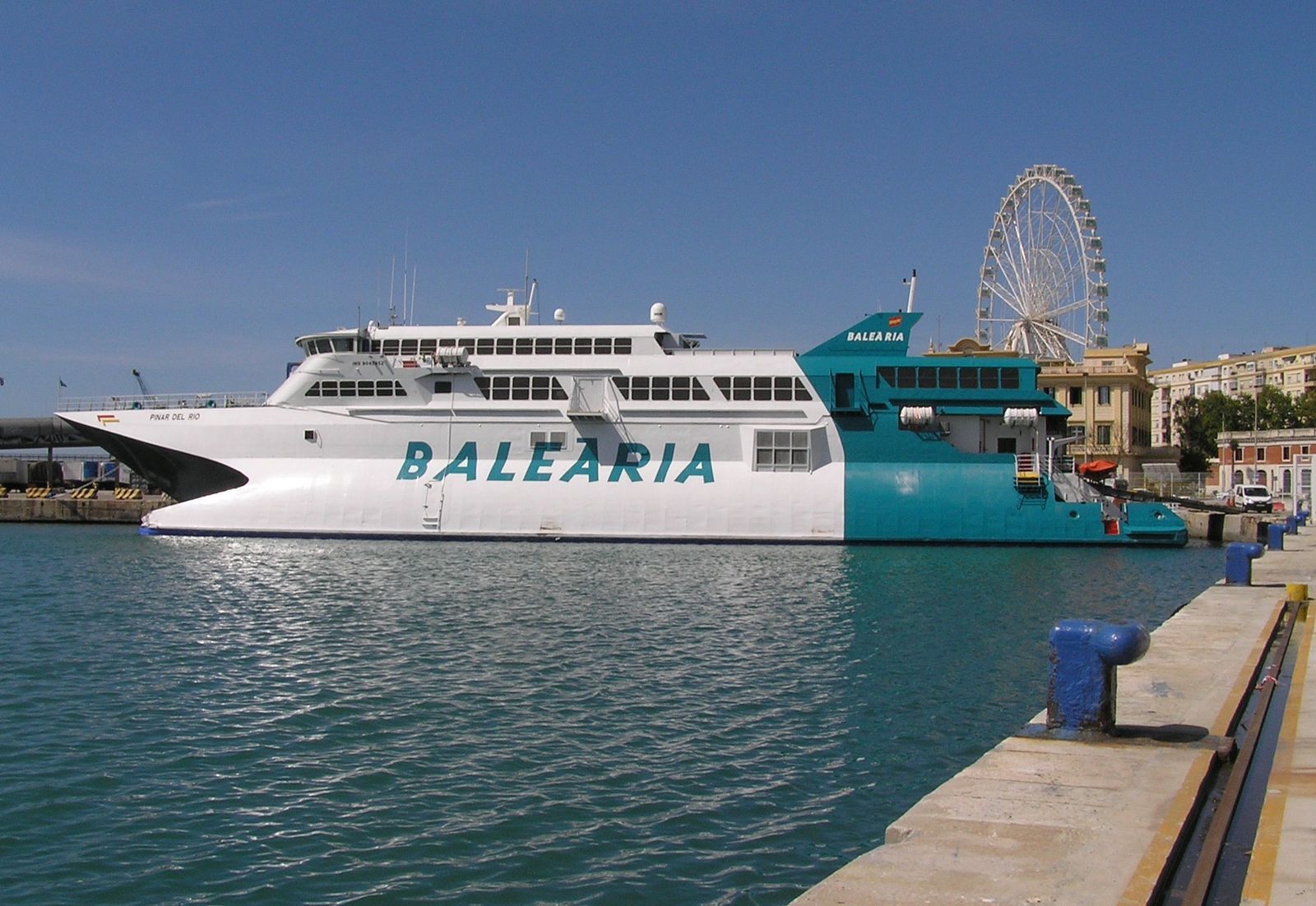 El catamarán de Baleària accidentado atracado ayer en el muelle 3-A1.