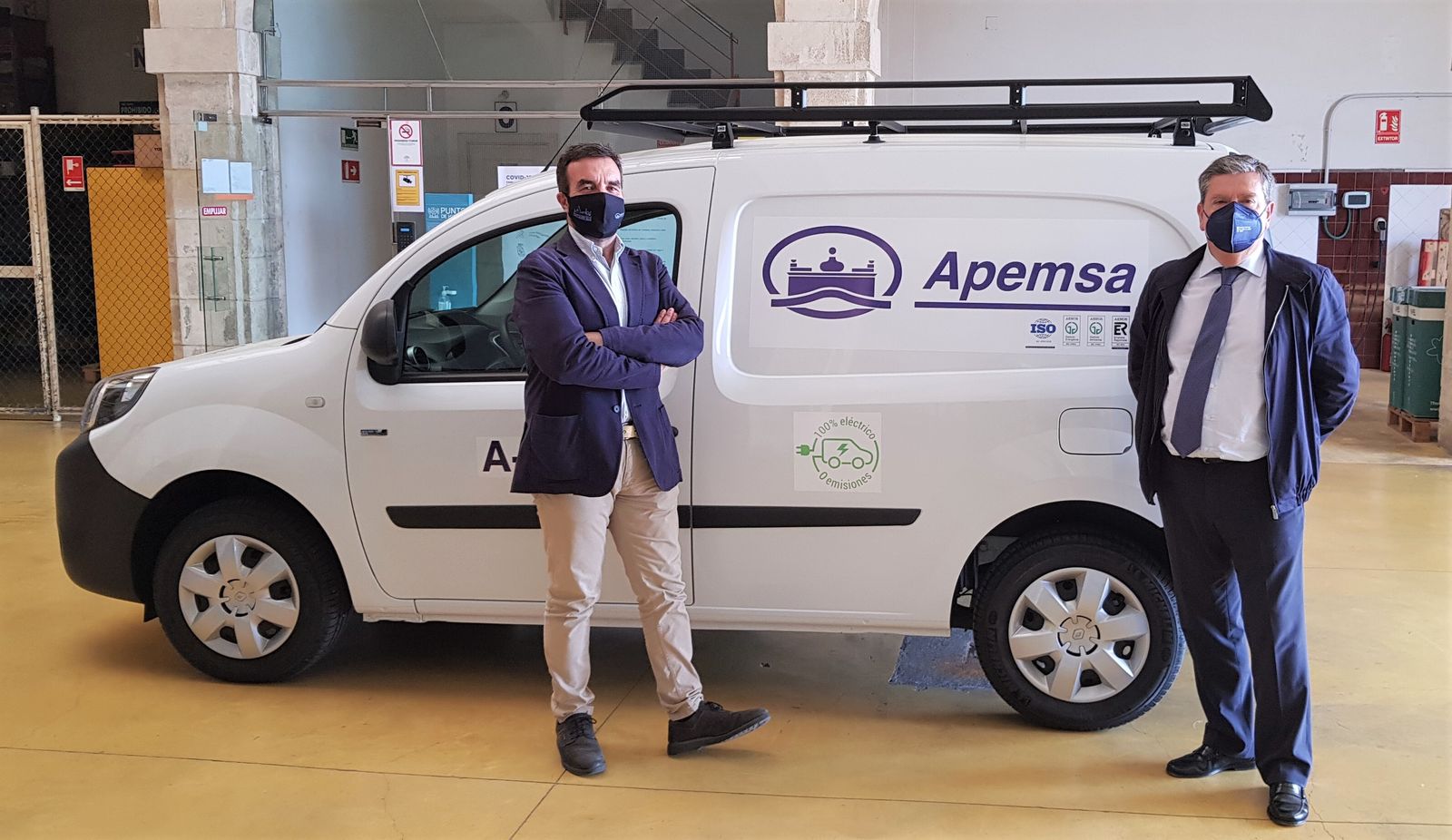 El concejal Millán Alegre y el director gerente Manuel Ferraz, junto a la nueva furgoneta eléctrica.