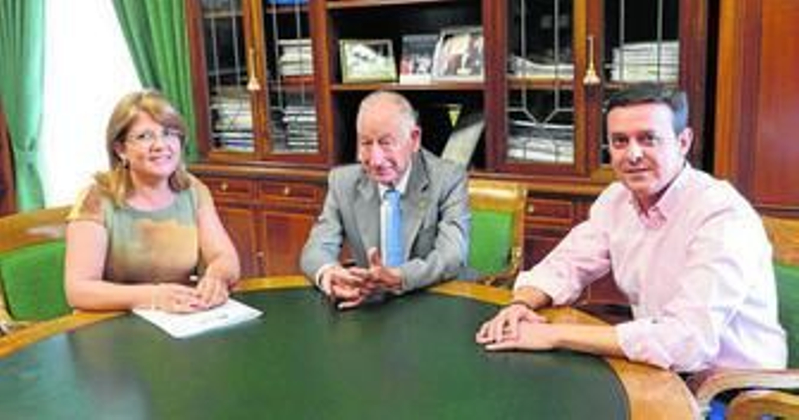 La alcaldesa, Lourdes Ramos, con el presidente de Diputación, Gabriel Amat, y el vicepresidente, Javier A. García.